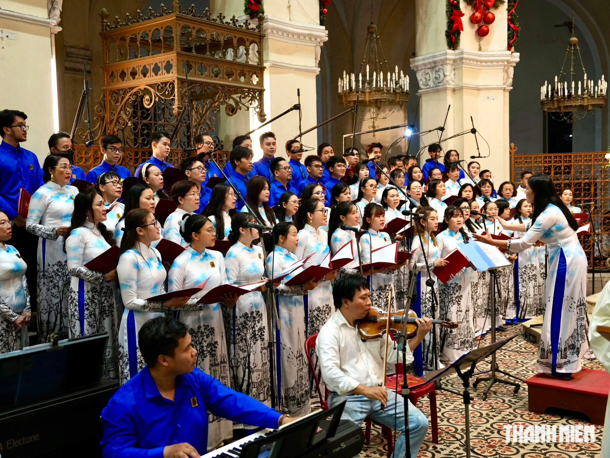 Hơn 1.000 người vào Nhà thờ Đức Bà Sài Gòn làm thánh lễ mừng Chúa Giáng sinh- Ảnh 9.
