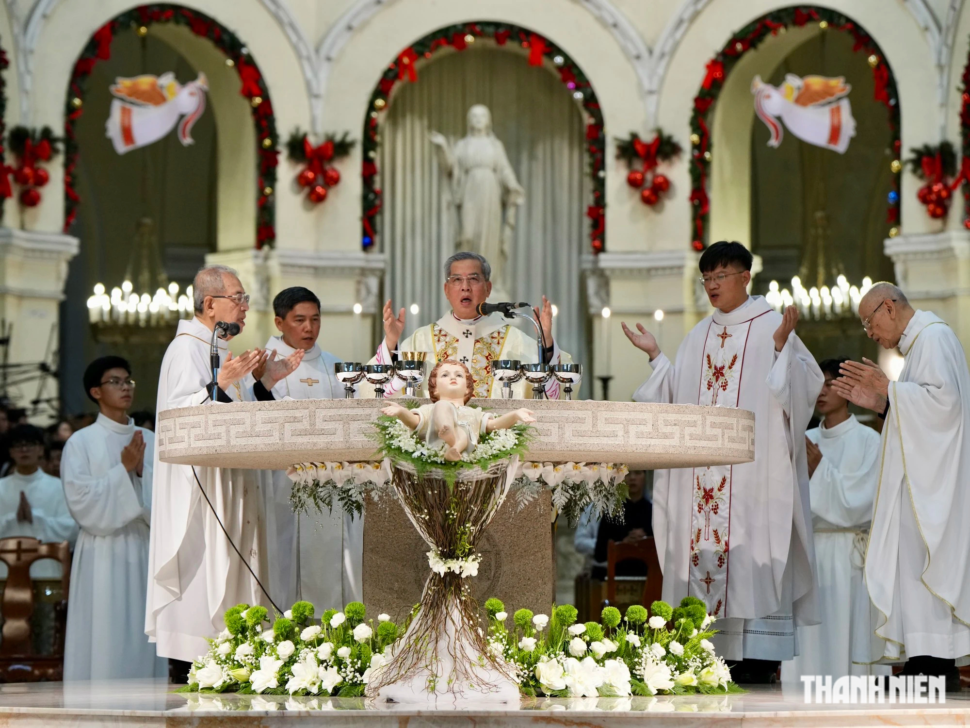 Hơn 1.000 người vào Nhà thờ Đức Bà Sài Gòn làm thánh lễ mừng Chúa Giáng sinh- Ảnh 10.