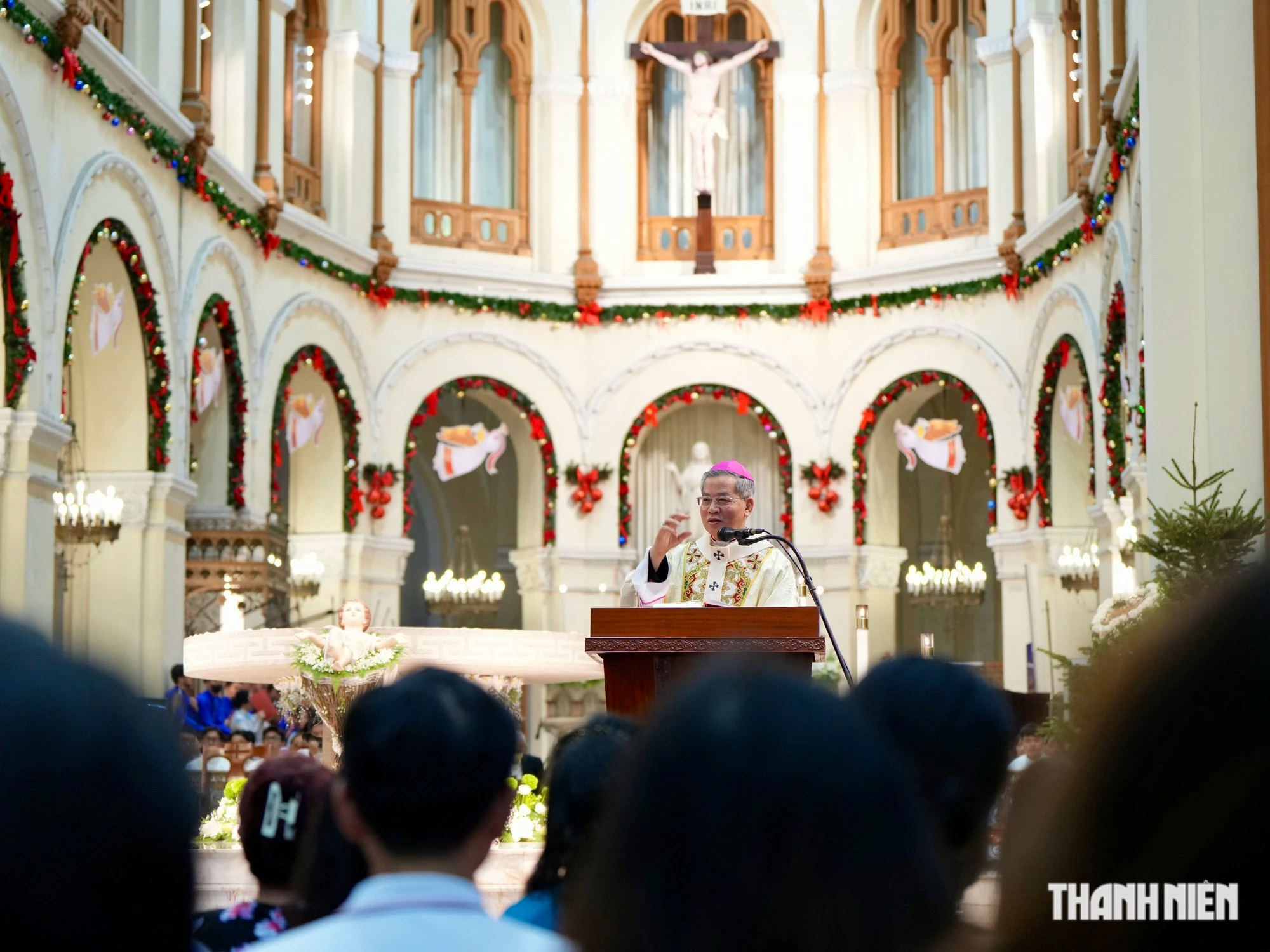 Hơn 1.000 người vào Nhà thờ Đức Bà Sài Gòn làm thánh lễ mừng Chúa Giáng sinh- Ảnh 11.