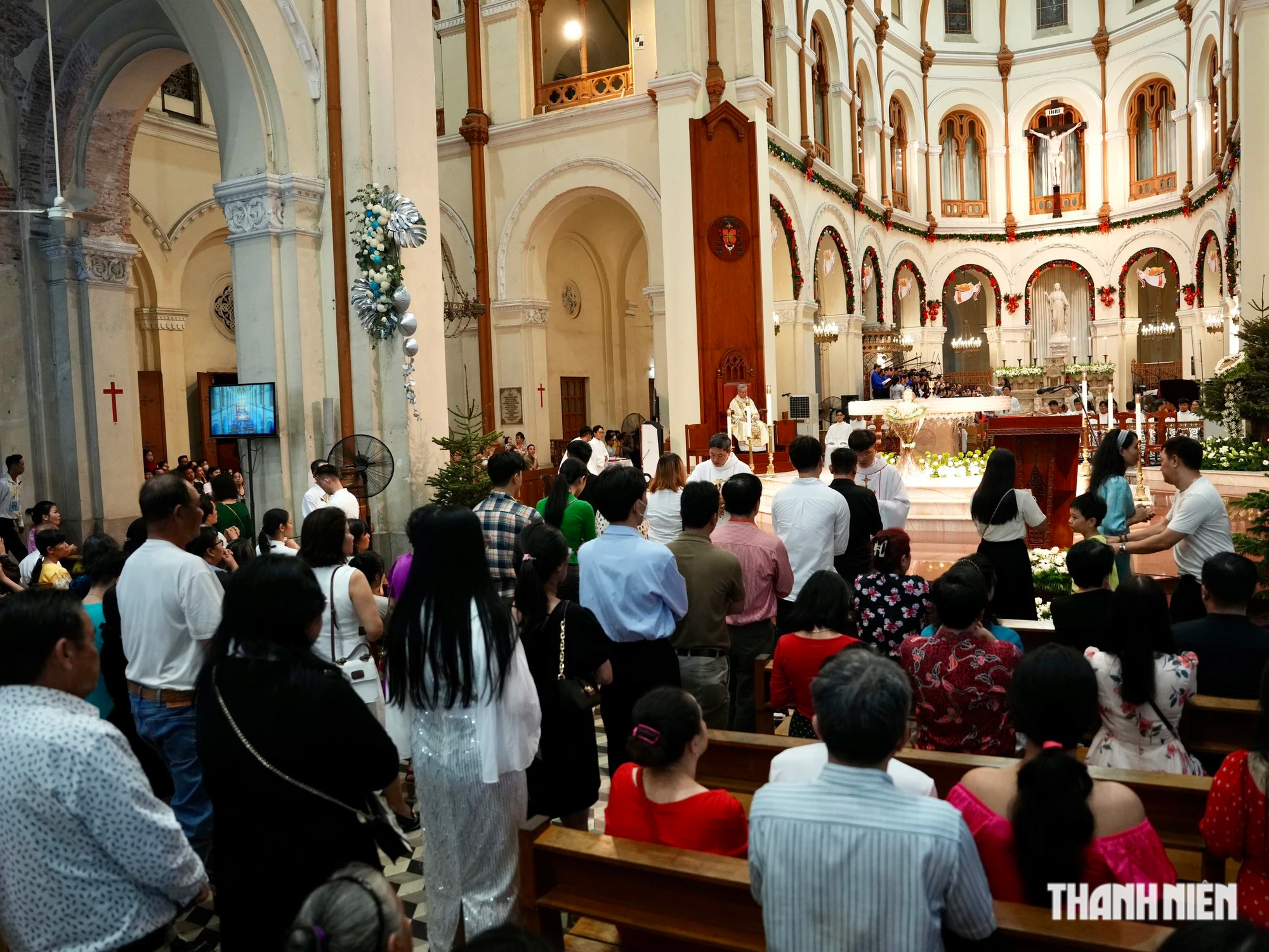 Hơn 1.000 người vào Nhà thờ Đức Bà Sài Gòn làm thánh lễ mừng Chúa Giáng sinh- Ảnh 13.