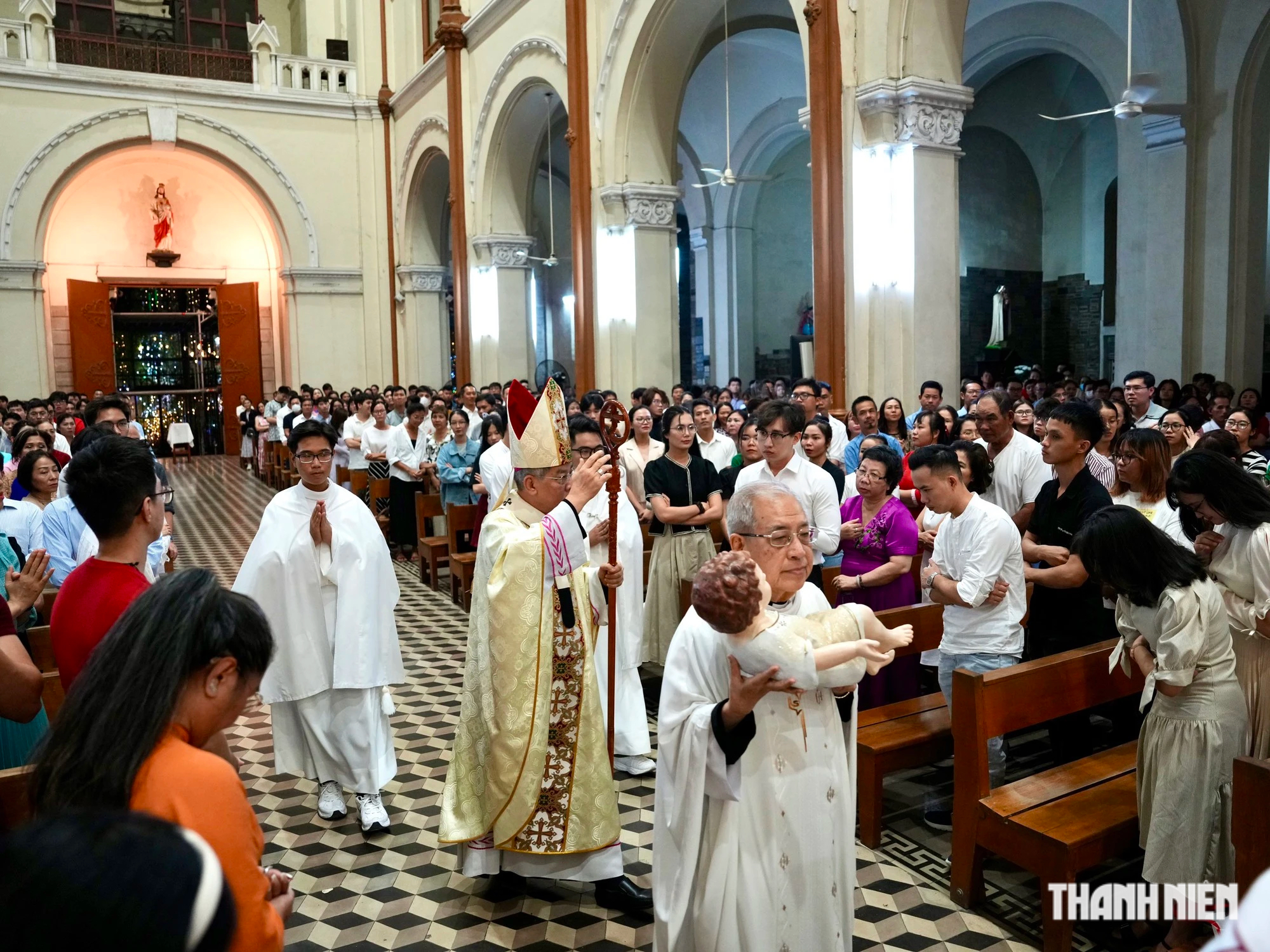 Hơn 1.000 người vào Nhà thờ Đức Bà Sài Gòn làm thánh lễ mừng Chúa Giáng sinh- Ảnh 5.