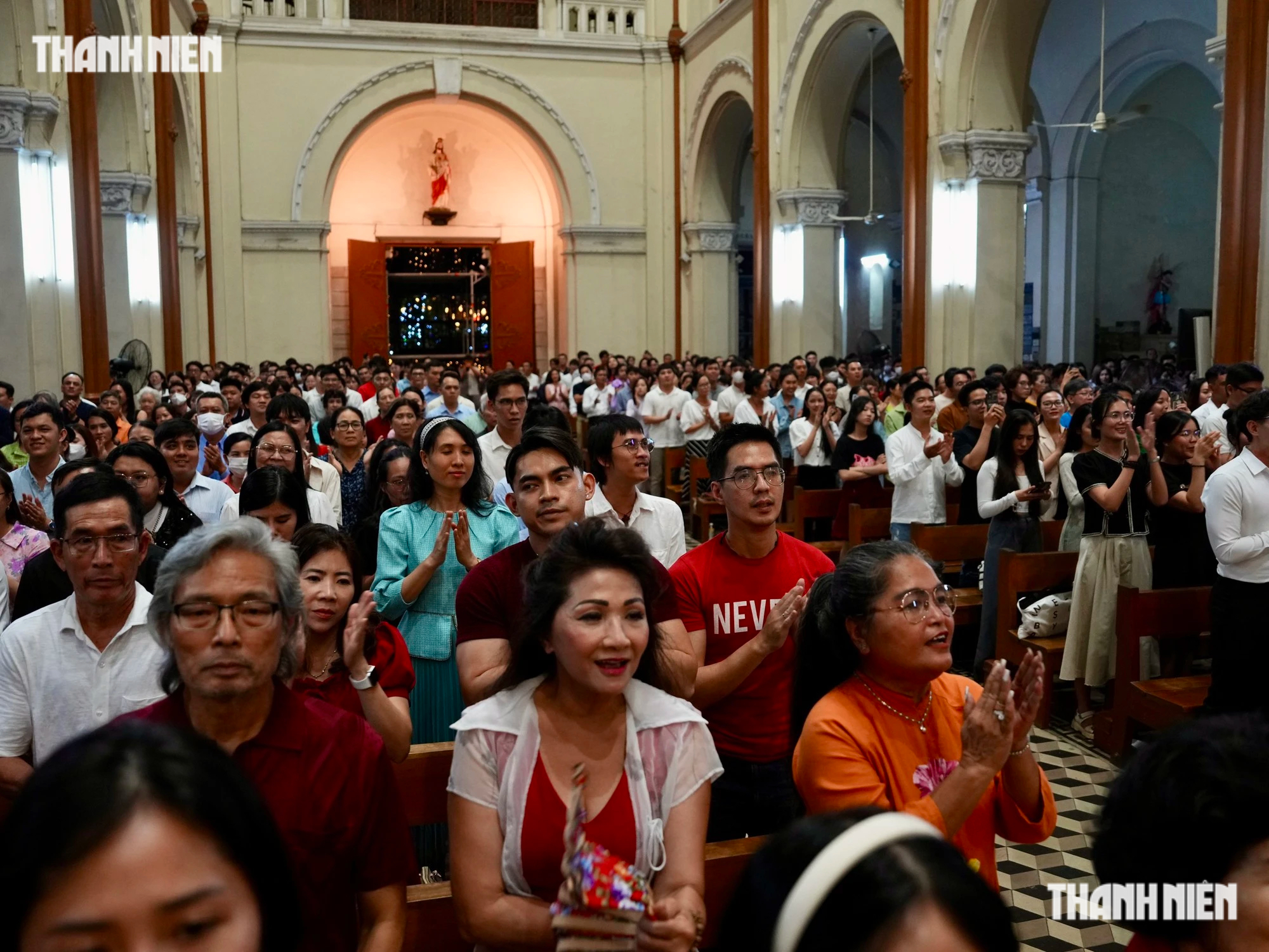 Hơn 1.000 người vào Nhà thờ Đức Bà Sài Gòn làm thánh lễ mừng Chúa Giáng sinh- Ảnh 4.