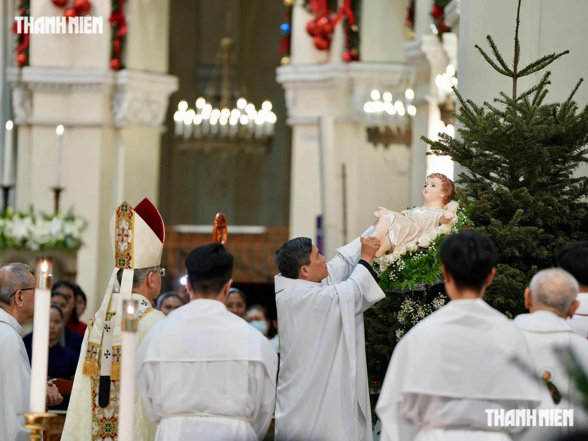 Hơn 1.000 người vào Nhà thờ Đức Bà Sài Gòn làm thánh lễ mừng Chúa Giáng sinh- Ảnh 3.