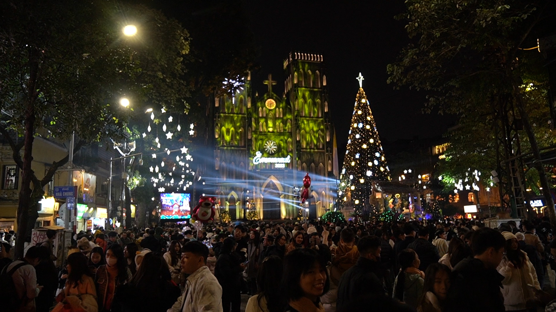 Giữa đêm rét co ro, hàng ngàn người đổ về Nhà thờ Lớn Hà Nội đón Giáng sinh- Ảnh 1.