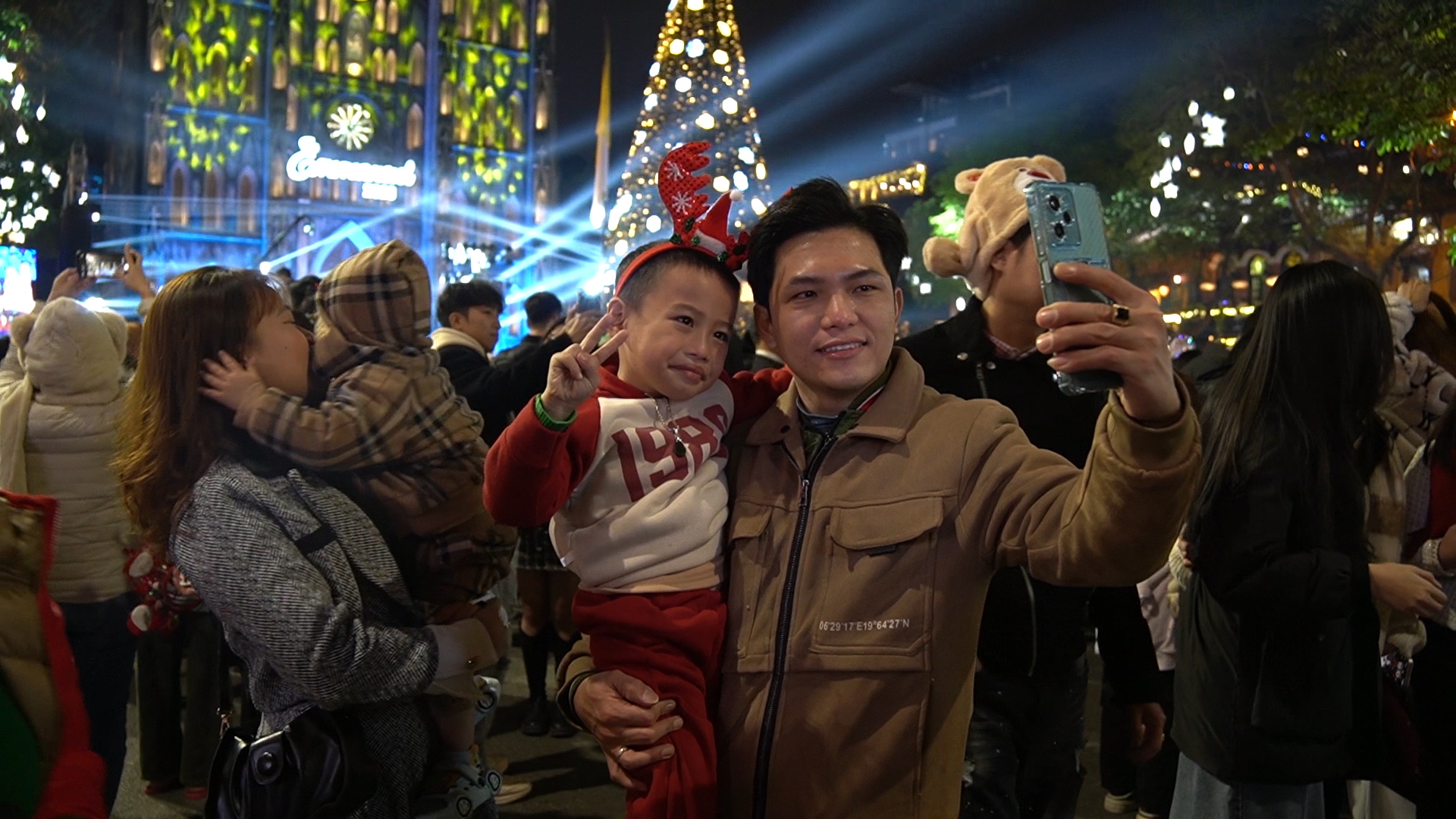 Giữa đêm rét co ro, hàng ngàn người đổ về Nhà thờ Lớn Hà Nội đón Giáng sinh- Ảnh 2.