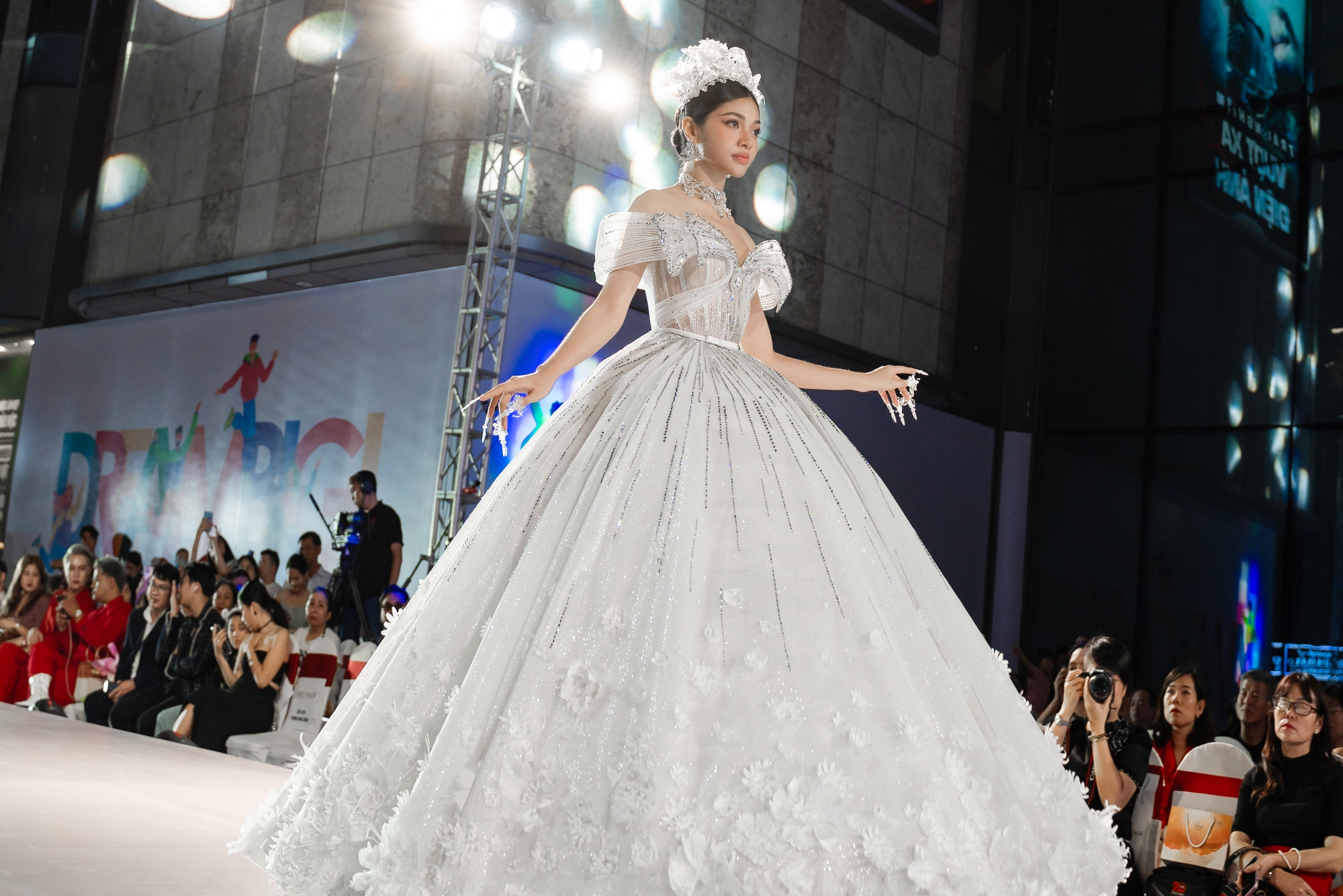 Hoa hậu Thế giới Ma Rốc diễn thời trang tại Việt Nam- Ảnh 4.