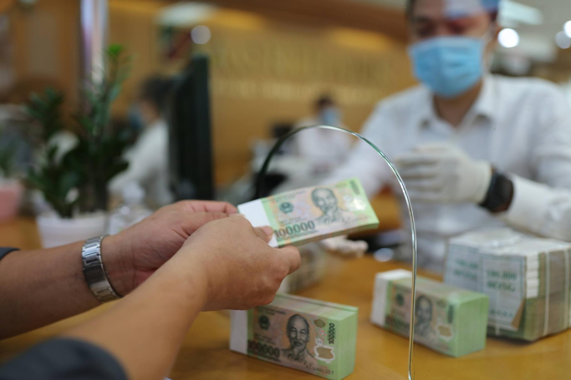Ngân hàng phải công bố thông tin cấp tín dụng cho khách hàng lớn- Ảnh 1. Ngân hàng phải công bố thông tin cấp tín dụng cho khách hàng lớn- Ảnh 1.