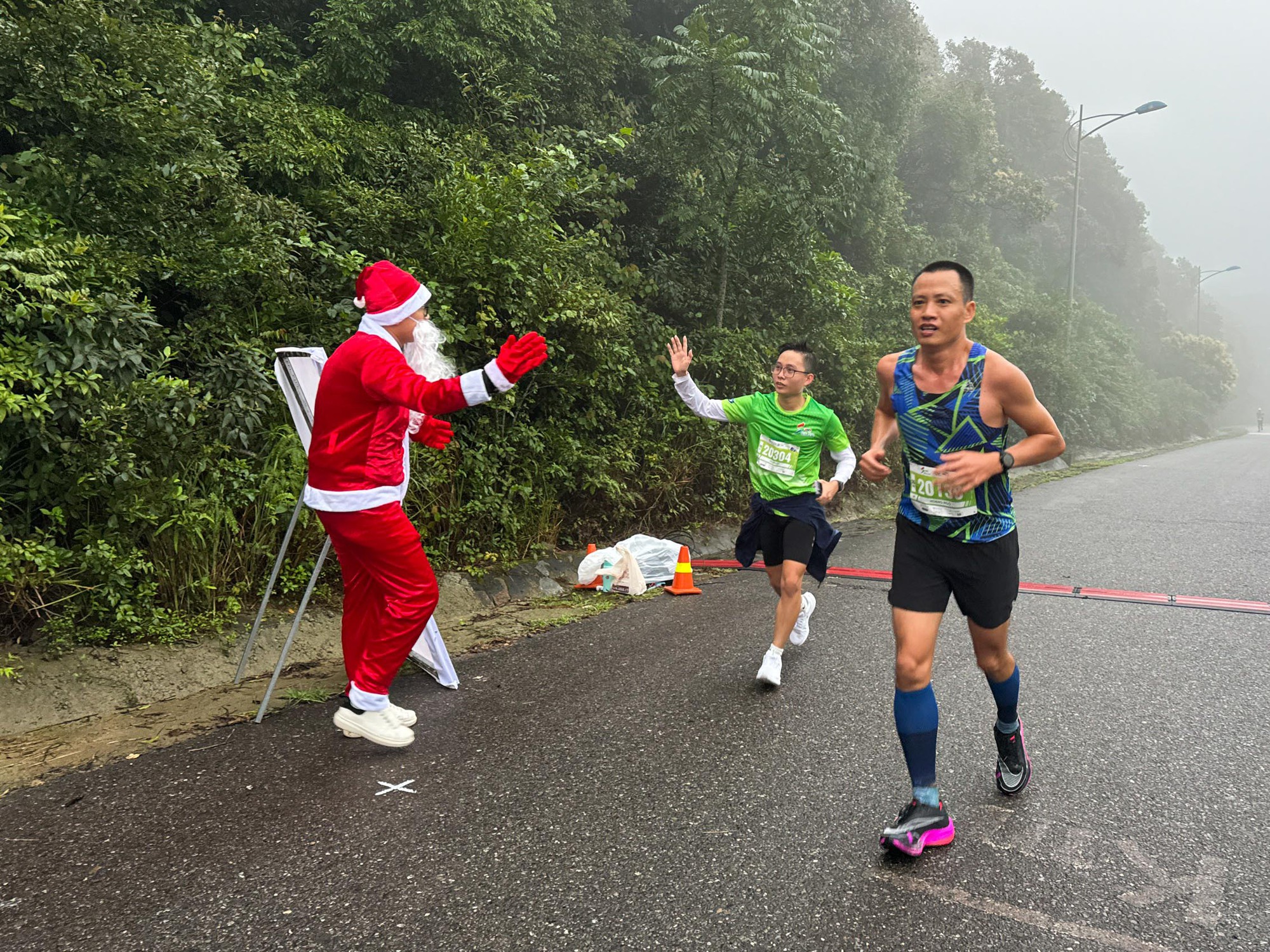 Hàng nghìn người chạy bộ chinh phục núi Sơn Trà cùng với ông già Noel- Ảnh 2.