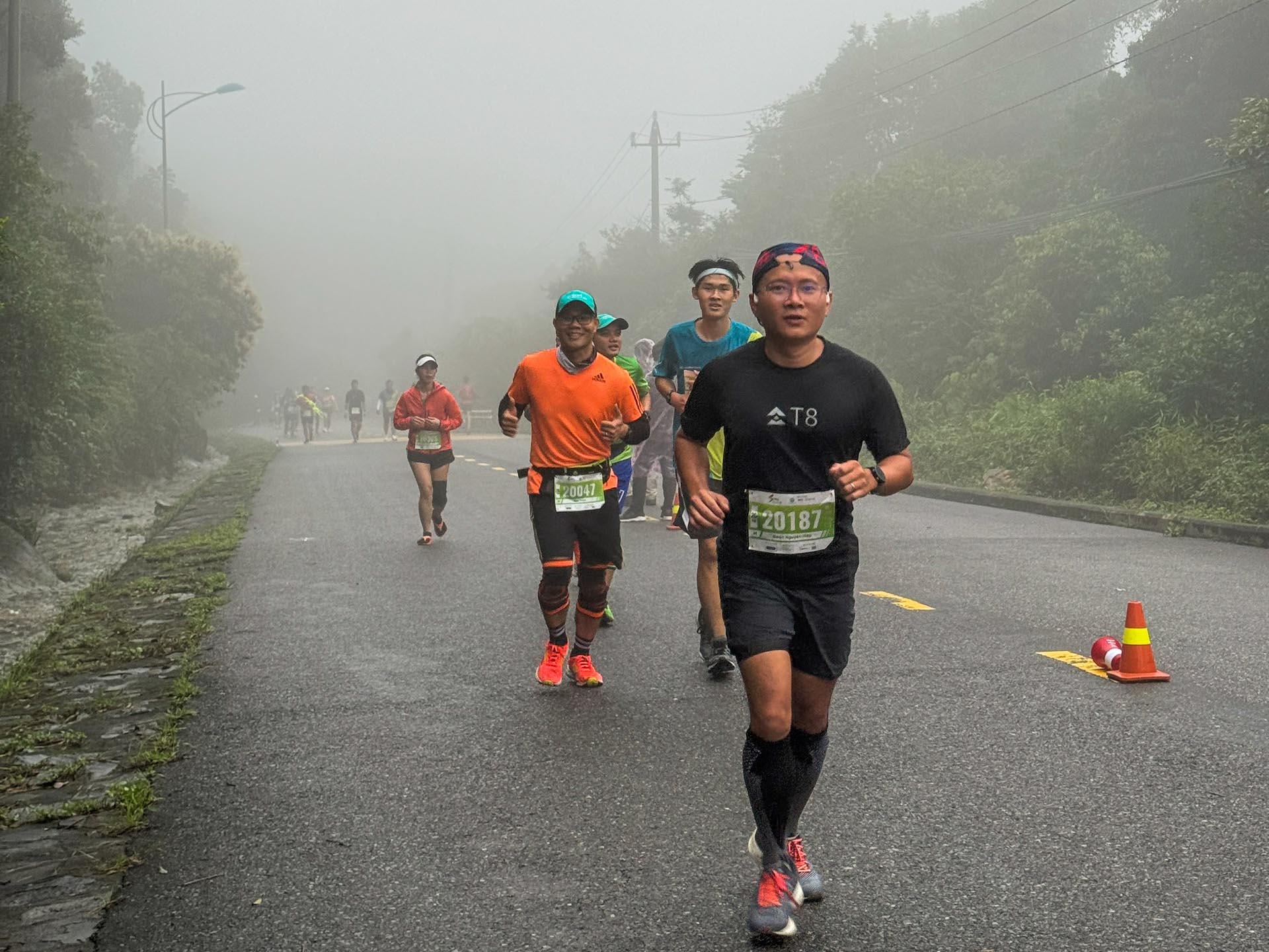 Hàng nghìn người chạy bộ chinh phục núi Sơn Trà cùng với ông già Noel- Ảnh 1.