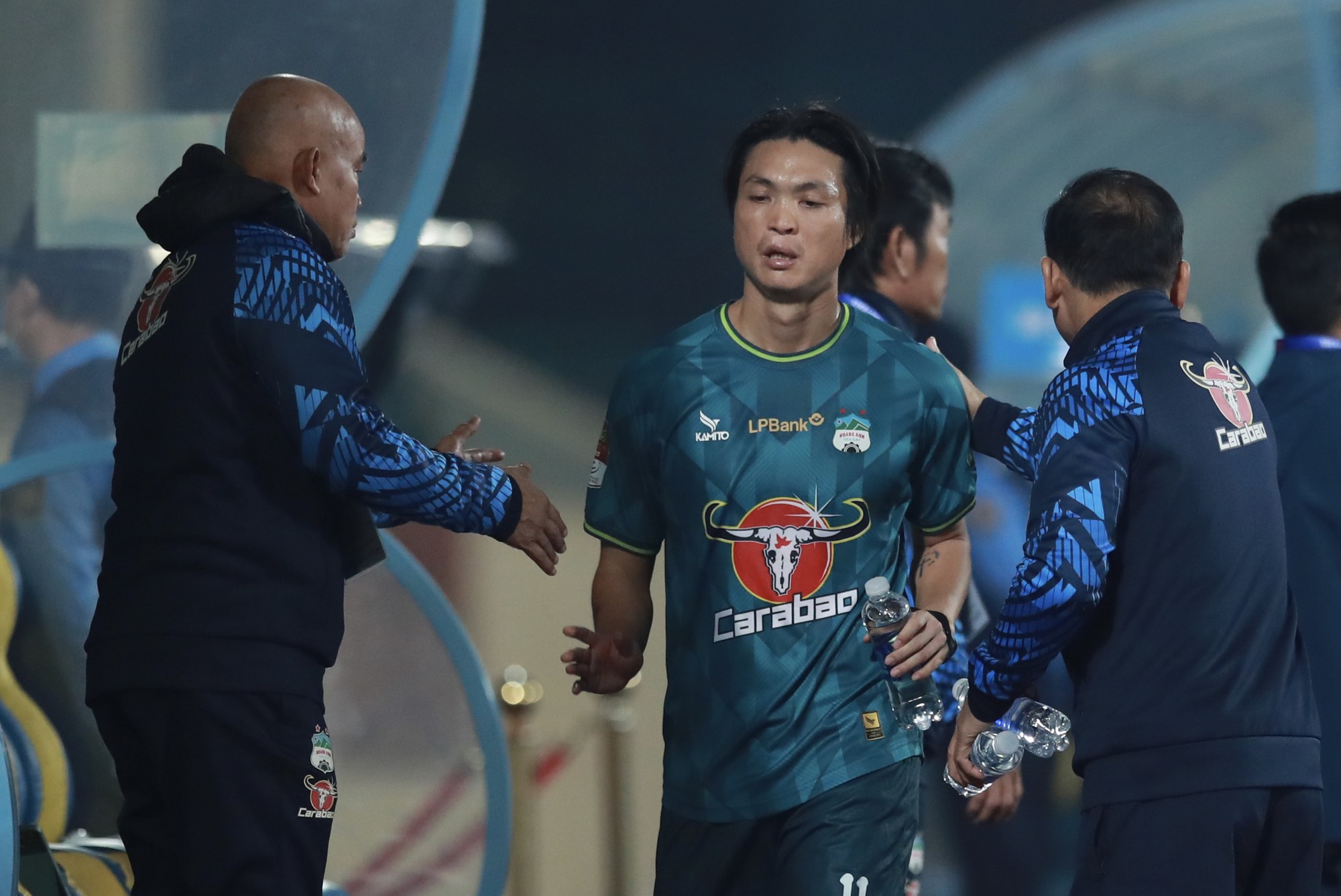 Sự thất vọng của Tuấn Anh khi được thay ra ở trận thua Nam Định 0-3