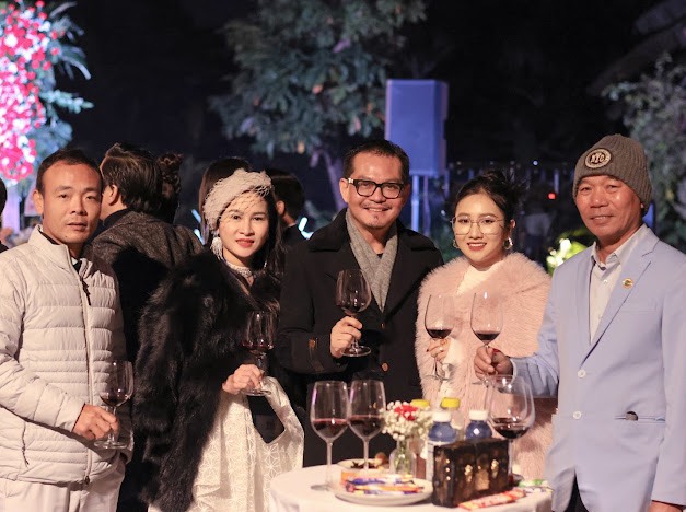 Đạo diễn Trần Bình Trọng chống nạng đi giới thiệu phim hài 2024 Đại gia chân đất- Ảnh 3.