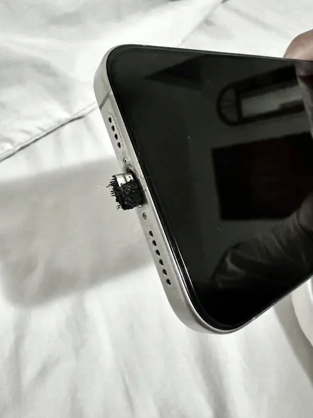 Sạc iPhone 15 Pro Max bằng cáp dỏm gây cháy- Ảnh 1.