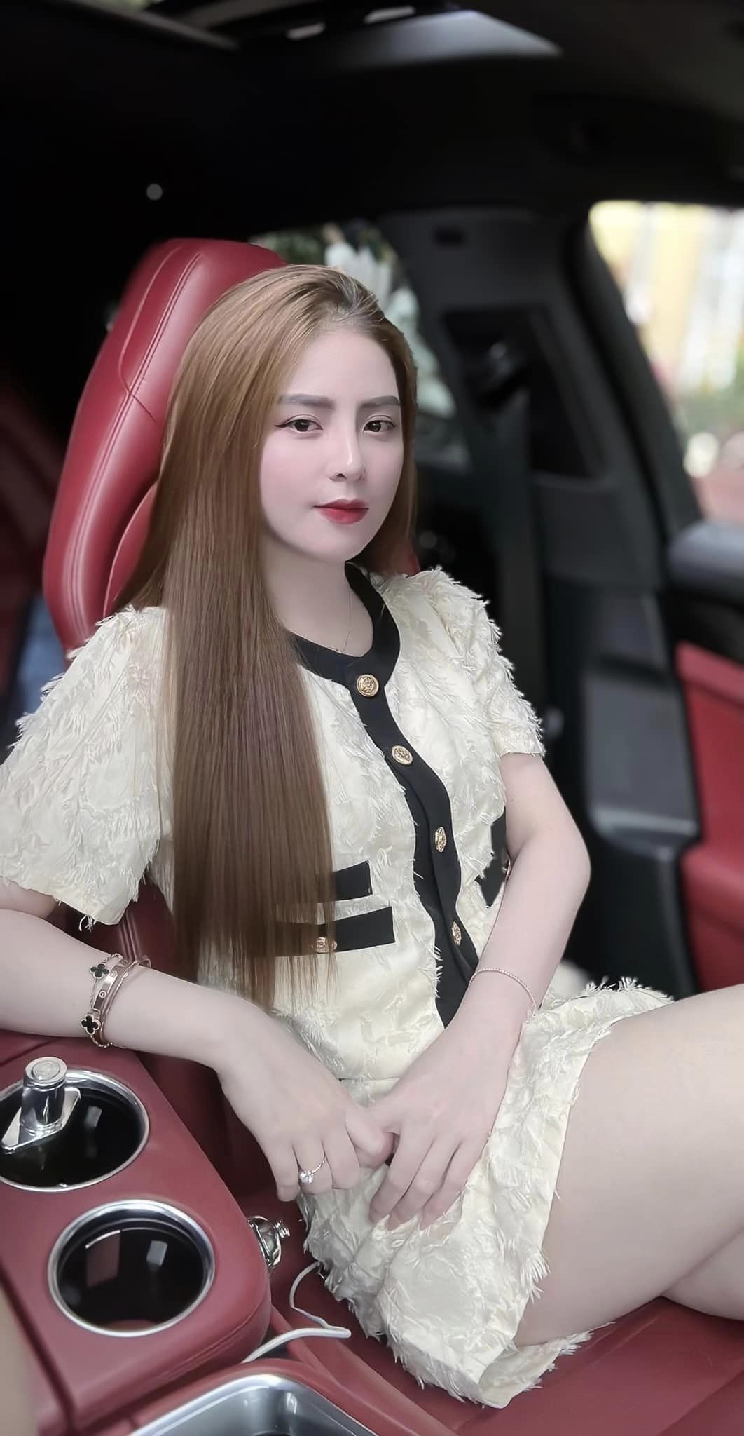 Hot Girl Online Nguyễn Hoàng Mai Ly Giàu Cỡ Nào