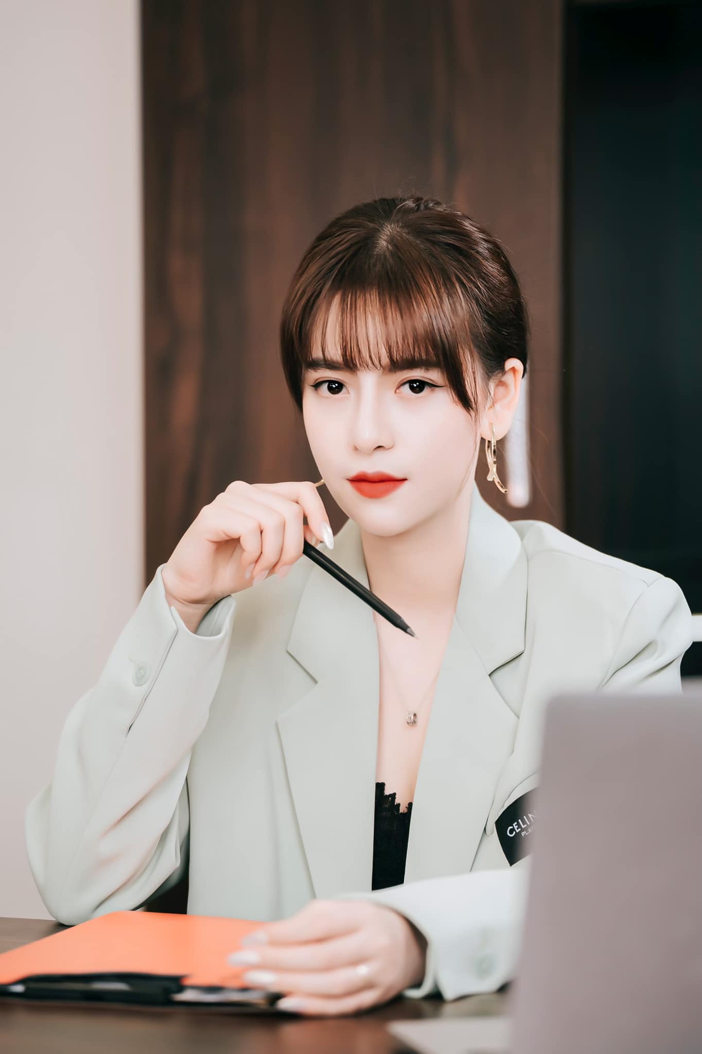 'Hot girl online' Nguyễn Hoàng Mai Ly giàu cỡ nào? | VOZ