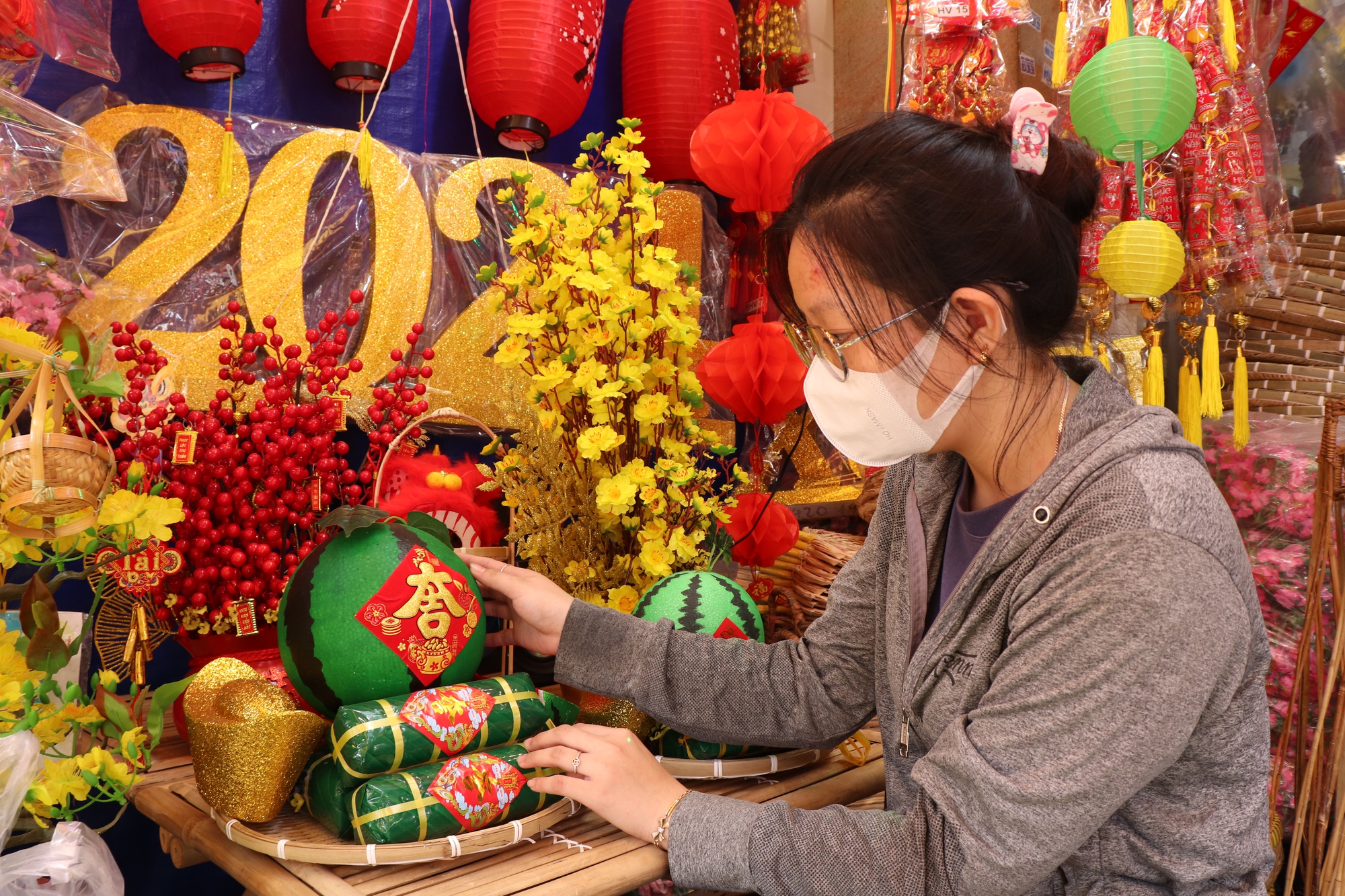 Phố bán đồ trang trí tết thưa thớt khách, tiểu thương nhấp nhổm 'mong sao đủ sống'- Ảnh 3.