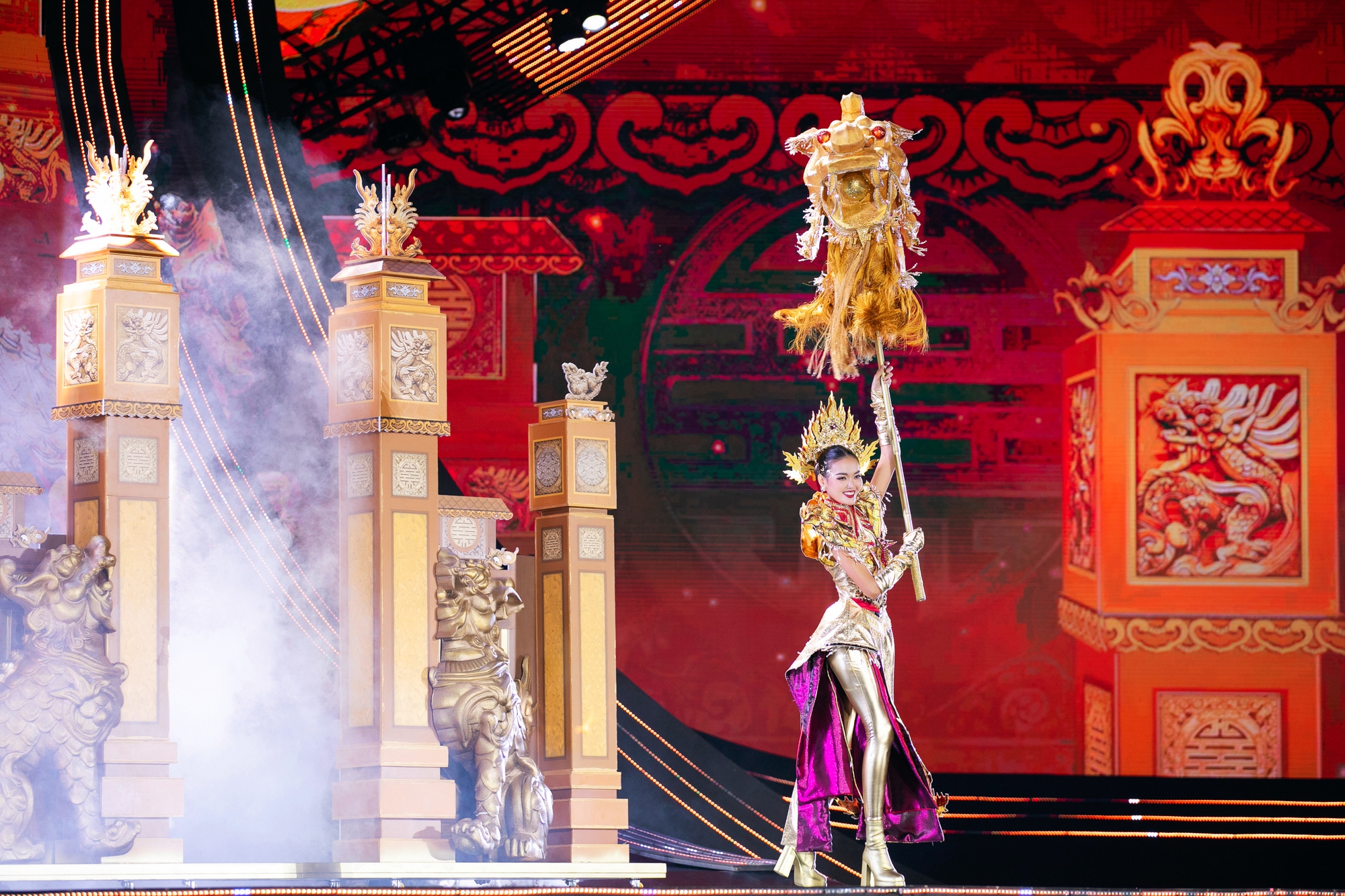 Quốc Cơ, Quốc Nghiệp thành cảm hứng trang phục dân tộc tại Miss Cosmo Vietnam- Ảnh 12.