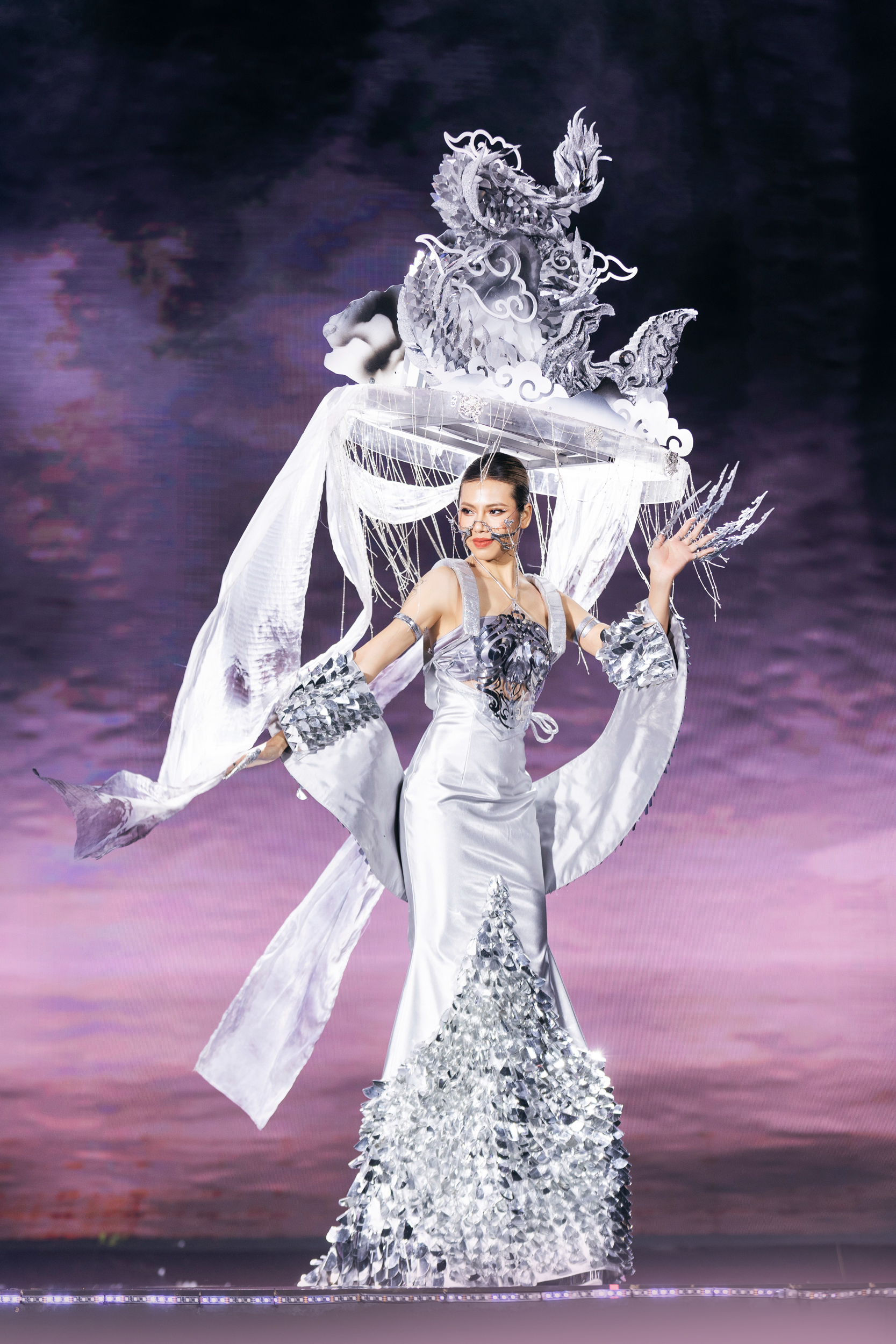 Quốc Cơ, Quốc Nghiệp thành cảm hứng trang phục dân tộc tại Miss Cosmo Vietnam- Ảnh 9.