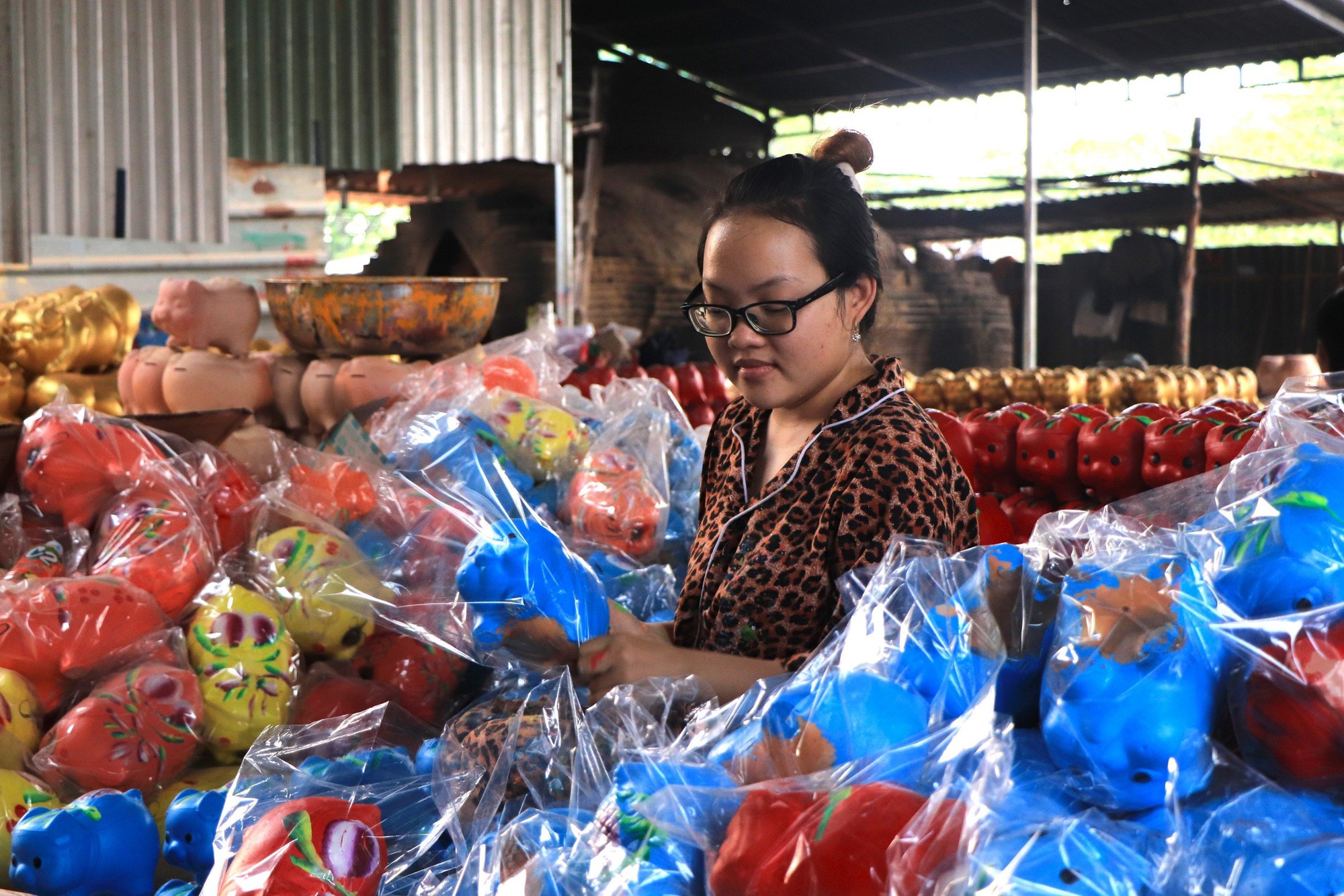 Tết Giáp Thìn: 'Cá chép hóa rồng' độc lạ lên ngôi ở làng heo đất Lái Thiêu- Ảnh 5.