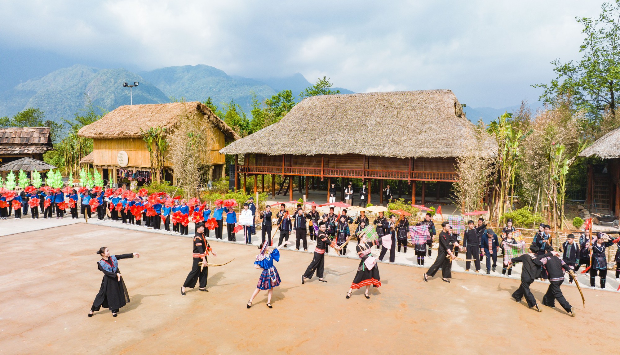 Lên đỉnh Fansipan dự lễ dâng hoa cúng Phật dịp lễ vía Đức Phật A Di Đà- Ảnh 3. Lên đỉnh Fansipan dự lễ dâng hoa cúng Phật dịp lễ vía Đức Phật A Di Đà- Ảnh 3.
