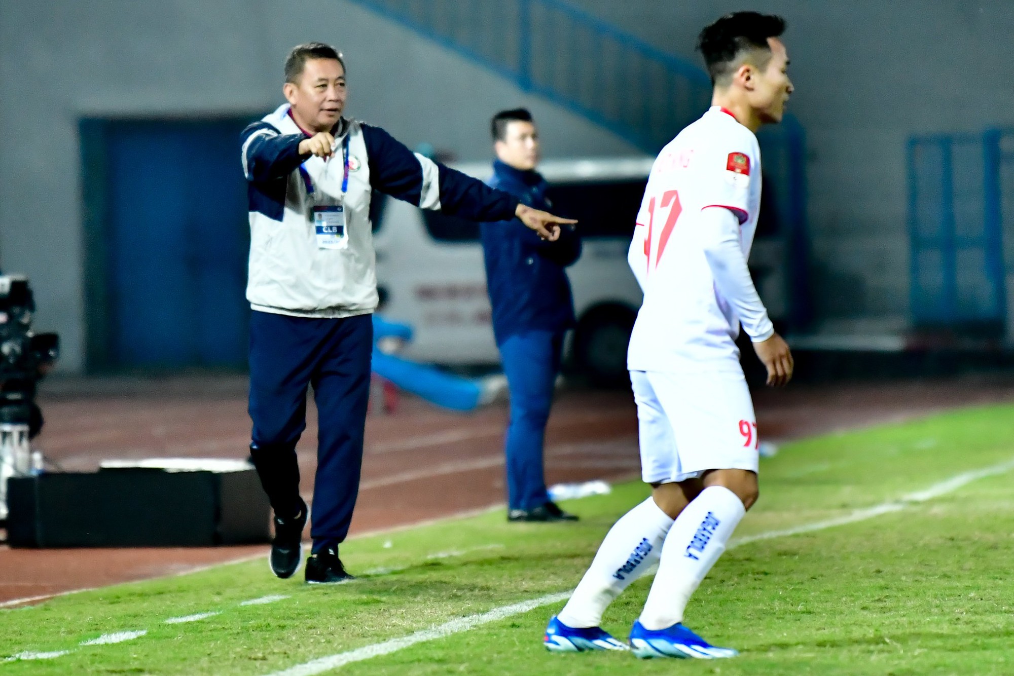 HLV Bùi Đoàn Quang Huy trong chiến thắng 1-0 trên sân Lạch  Tray