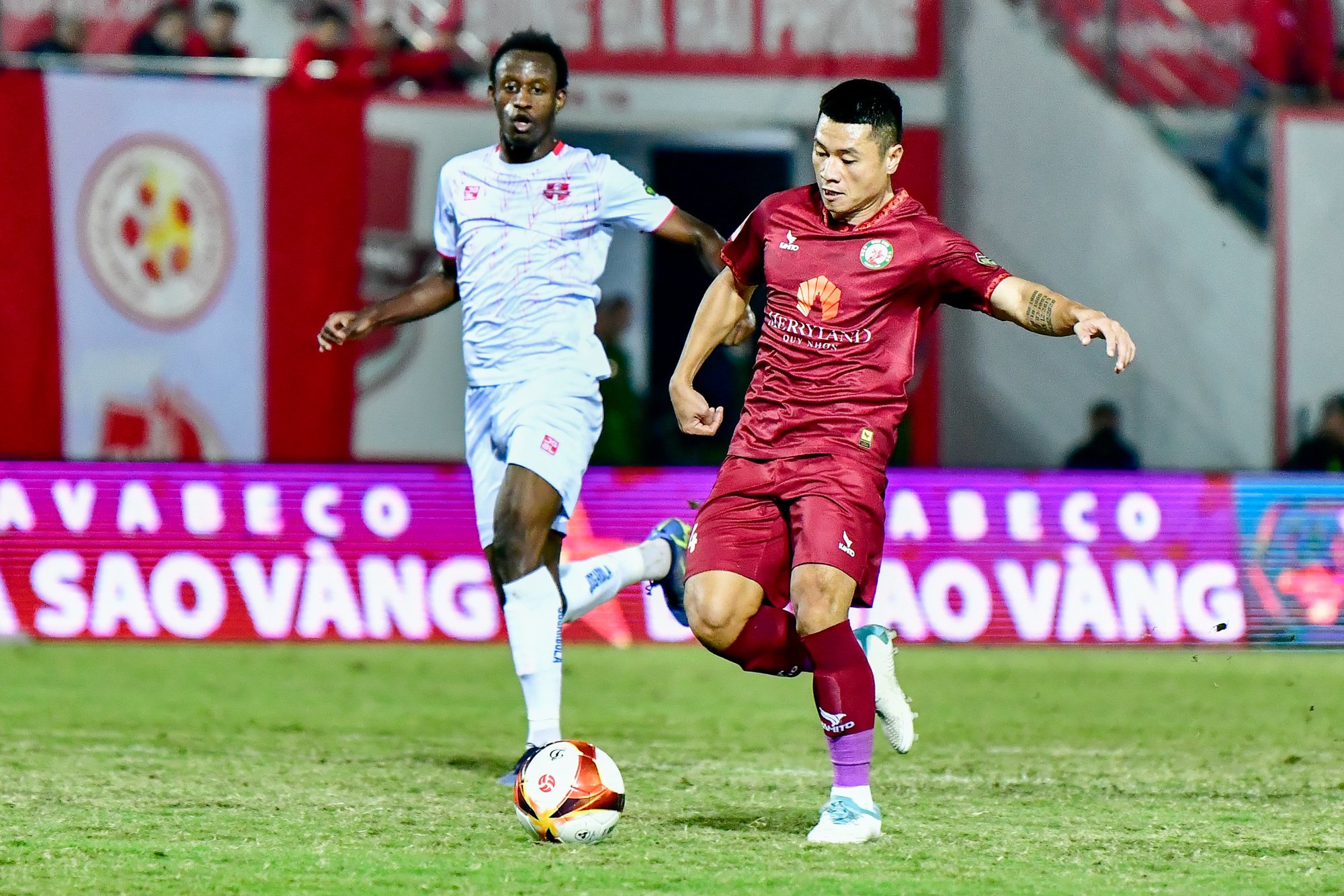Tiền vệ Văn Thuận chơi kinh nghiệm và chắc chắn ở giữa sân