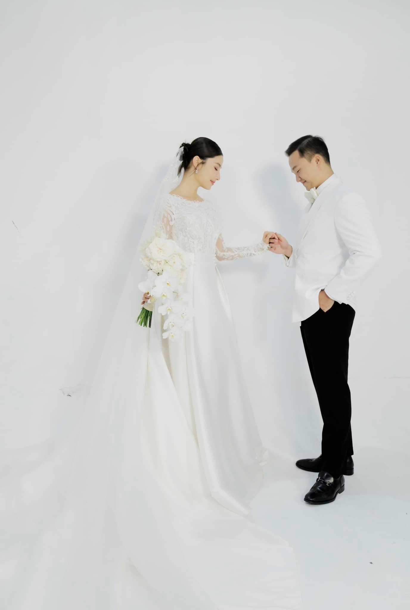 Xu hướng váy cưới được cô dâu sao Việt ưa chuộng bậc nhất năm 2023- Ảnh 9.
