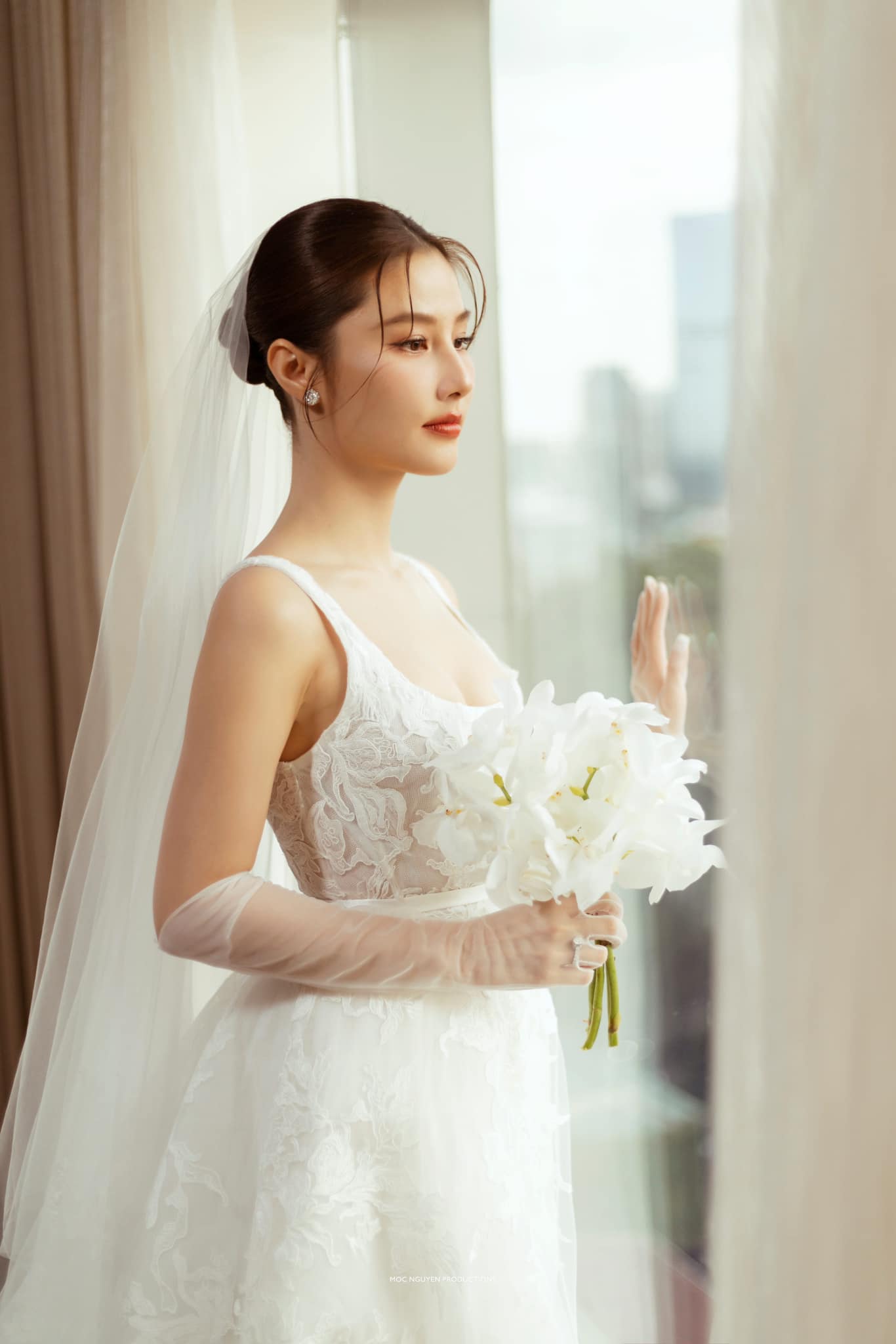 Váy cưới xuyên thấu gợi cảm của sao Việt - Váy cưới cô dâu - HappyWedding.vn