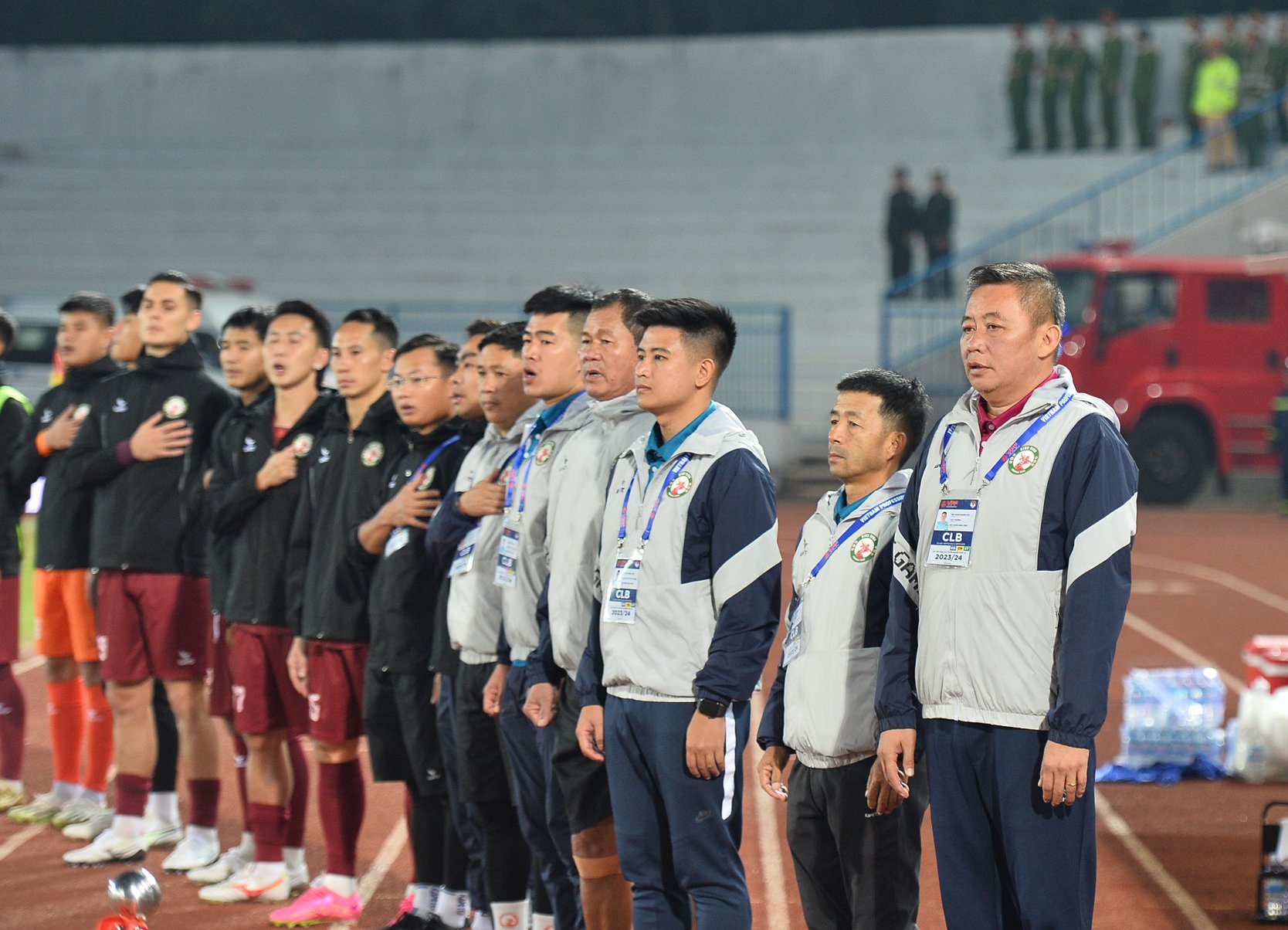 HLV Bùi Đoàn Quang Huy (bìa phải) đang giúp đội bóng quê hương lên hương