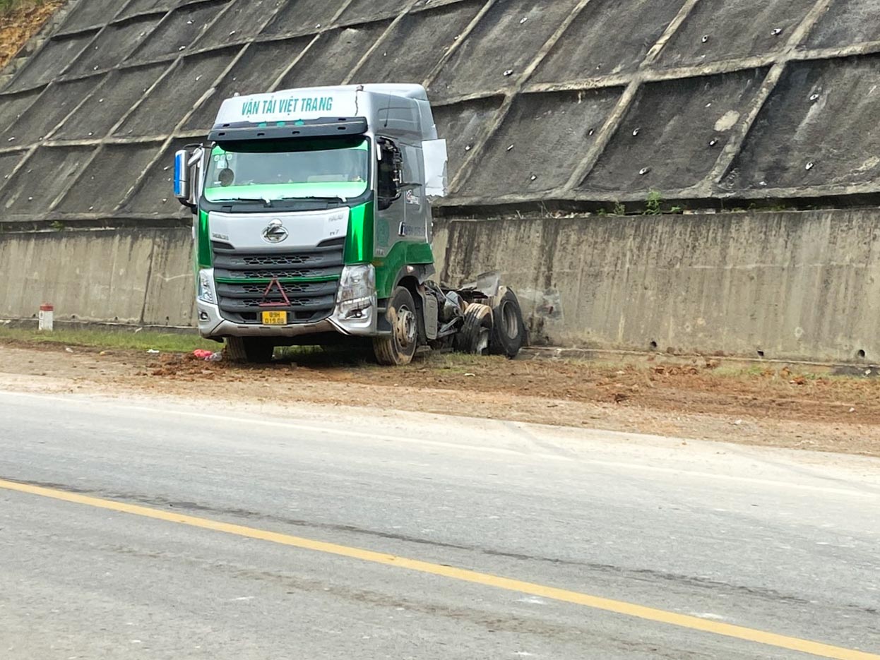 Kinh hoàng xe ben biến thành 'đống sắt vụn' sau tai nạn với xe đầu kéo- Ảnh 2.