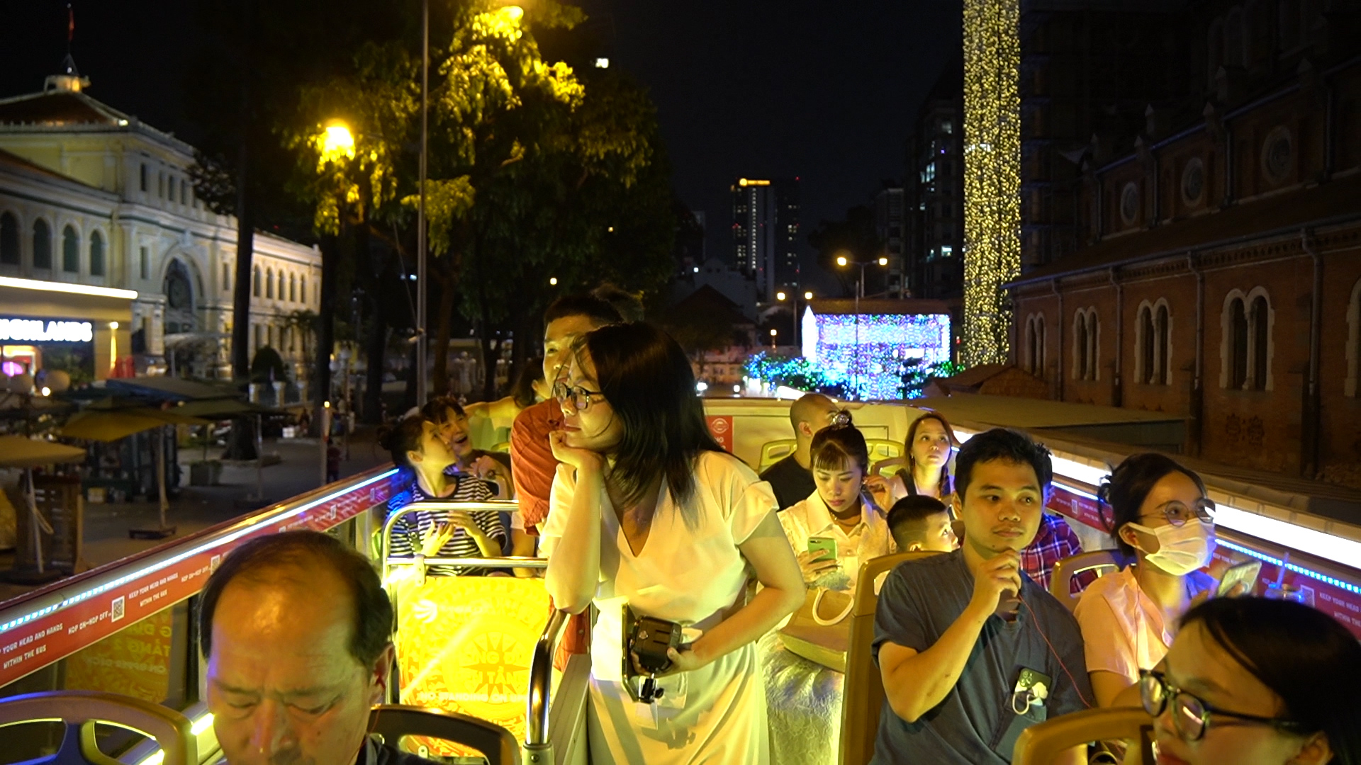 Trải nghiệm đi xe buýt 2 tầng xuyên đêm ngắm Sài Gòn lung linh trong ánh đèn- Ảnh 7.