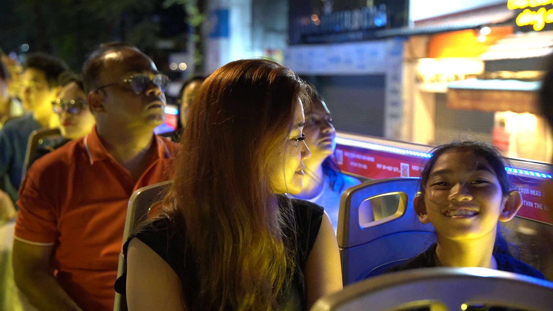 Trải nghiệm đi xe buýt 2 tầng xuyên đêm ngắm Sài Gòn lung linh trong ánh đèn- Ảnh 8.