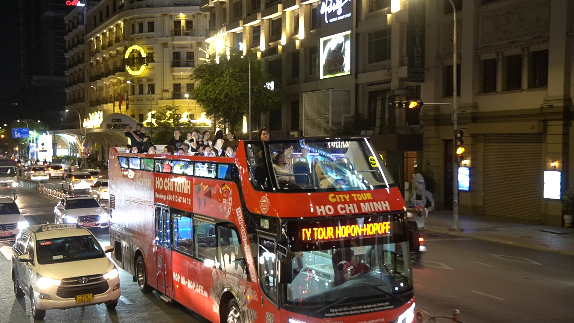 Trải nghiệm đi xe buýt 2 tầng xuyên đêm ngắm Sài Gòn lung linh trong ánh đèn- Ảnh 4.