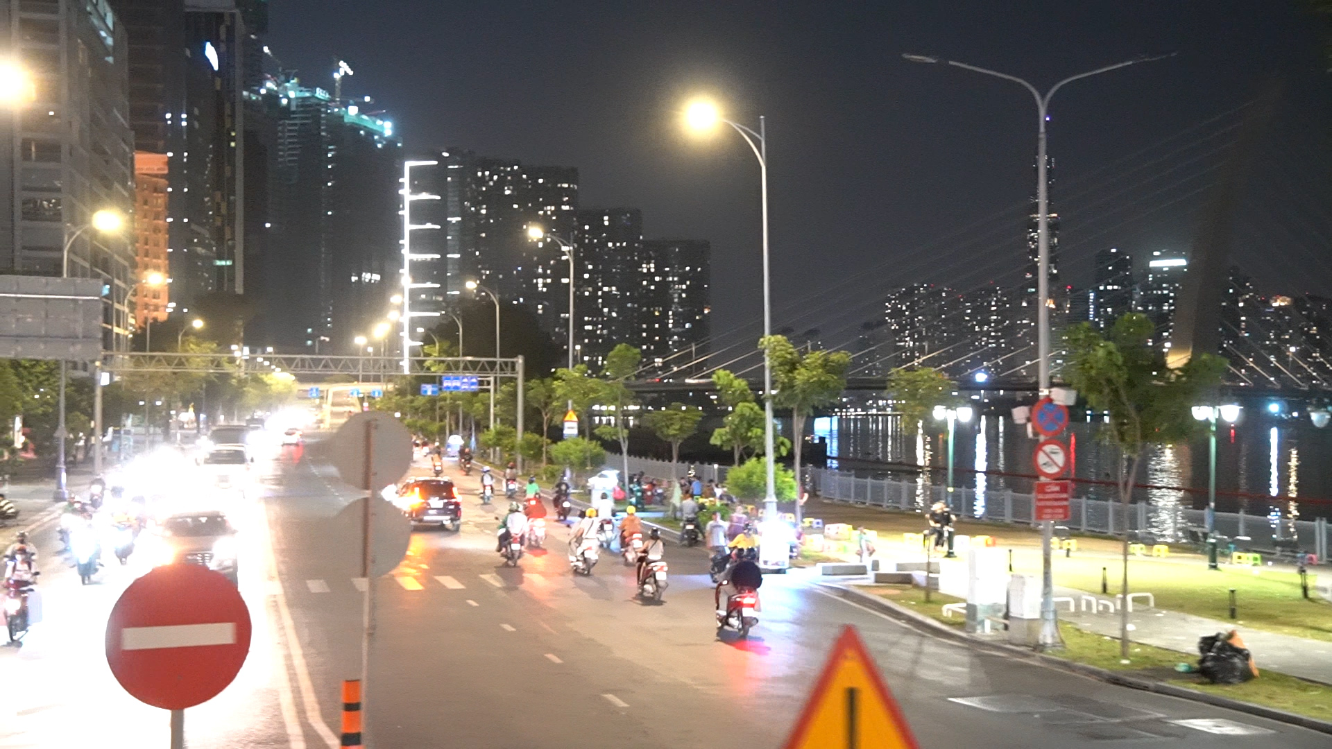Trải nghiệm đi xe buýt 2 tầng xuyên đêm ngắm Sài Gòn lung linh trong ánh đèn- Ảnh 5.