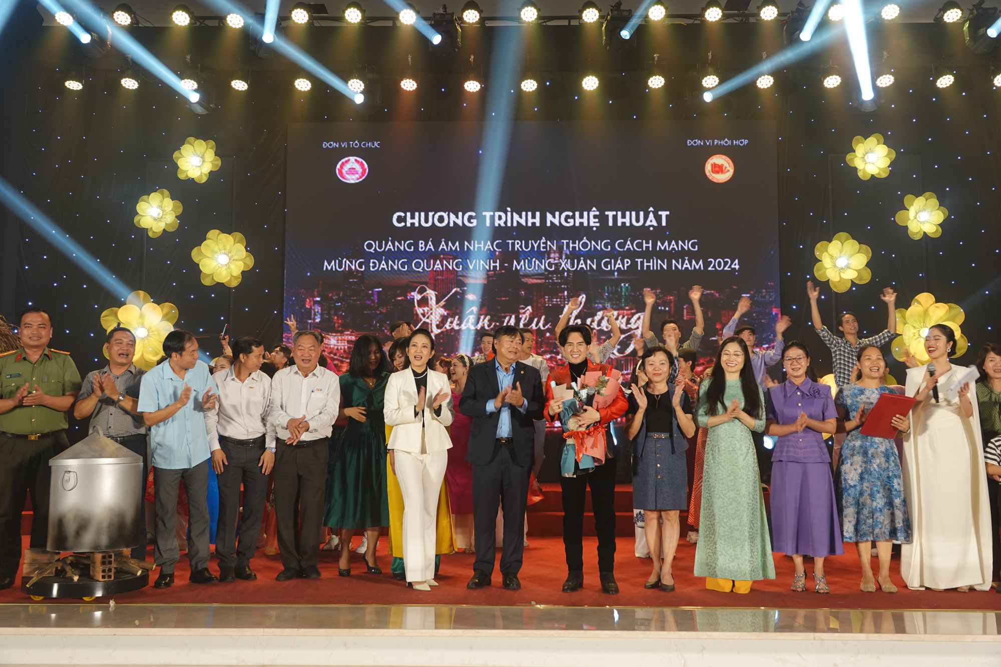 Đêm nhạc Xuân yêu thương giúp đồng bào nghèo ăn tết- Ảnh 1. Đêm nhạc Xuân yêu thương giúp đồng bào nghèo ăn tết- Ảnh 1.