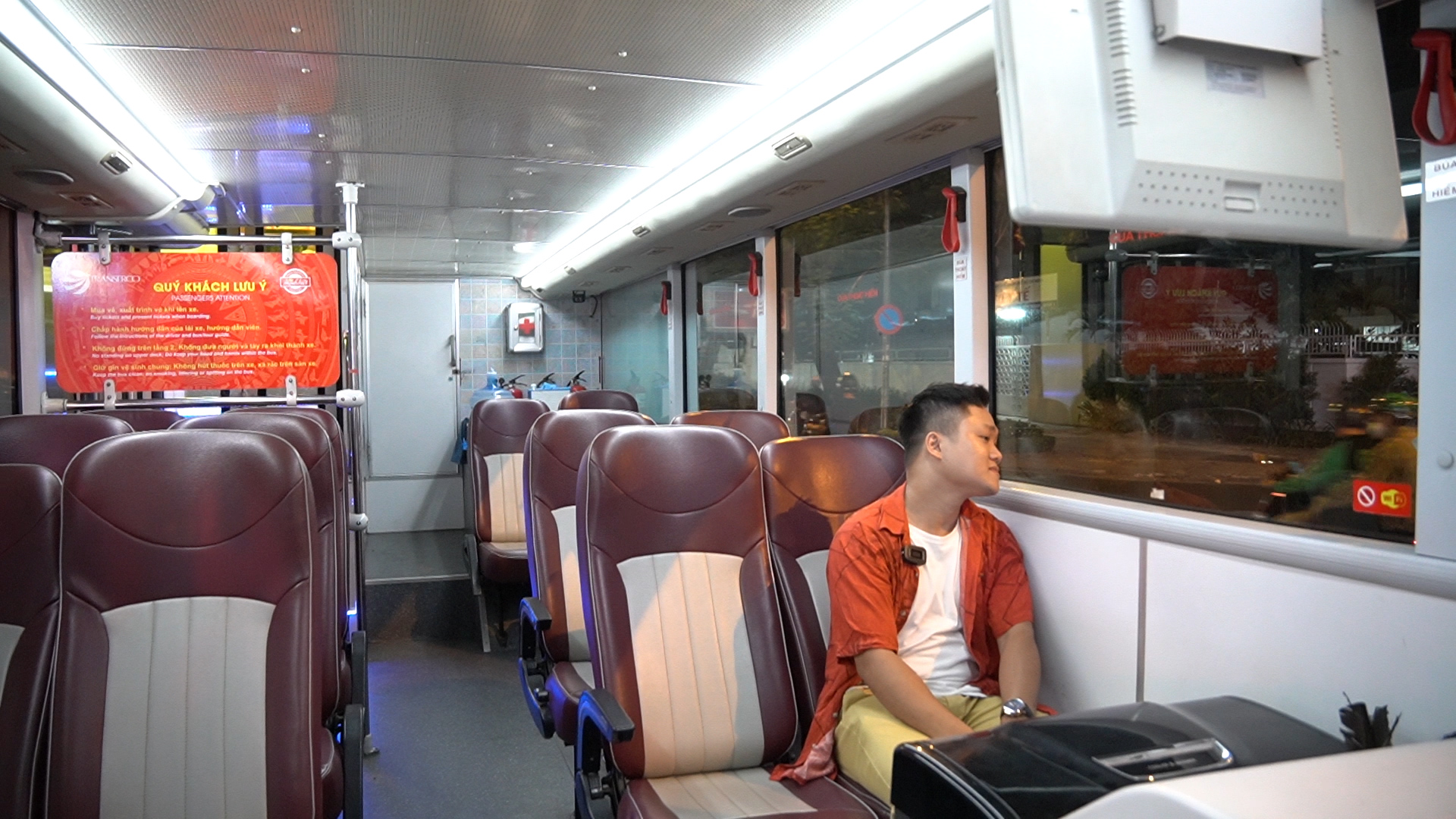 Trải nghiệm đi xe buýt 2 tầng xuyên đêm ngắm Sài Gòn lung linh trong ánh đèn- Ảnh 2.