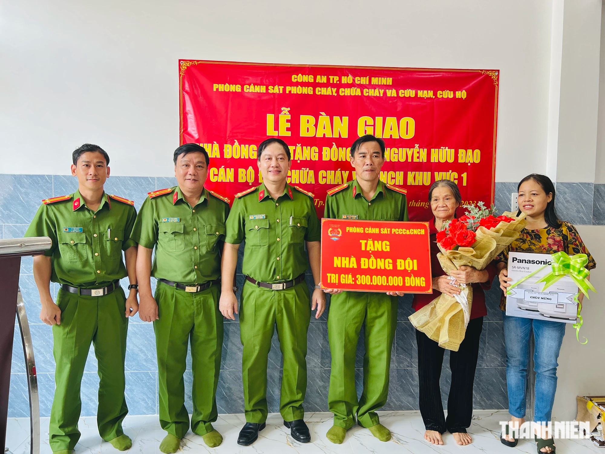 Cảnh sát PCCC vào lửa cứu người được tặng nhà: 'Ước mơ cả cuộc đời'- Ảnh 1.