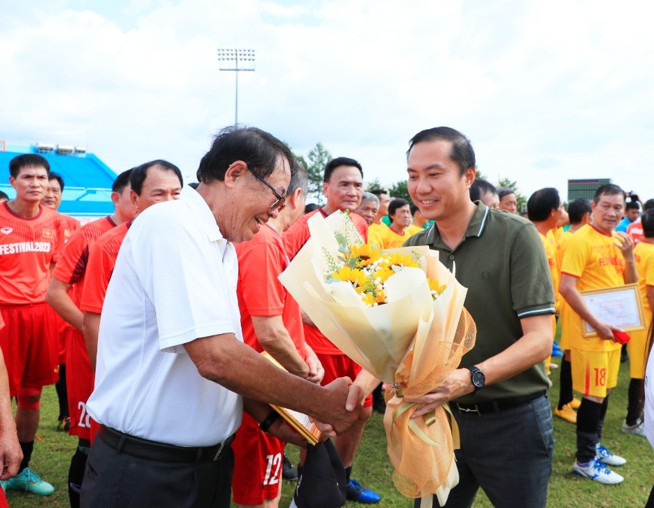 Phó chủ tịch VFF Nguyễn Xuân Vũ tặng hoa chúc mừng các cựu cầu thủ