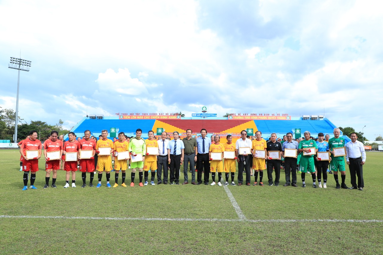 VFF và BTC trao tặng kỷ niệm chương &quot;Vì sự nghiệp bóng đá Việt Nam&quot; cho 40 cựu cầu thủ