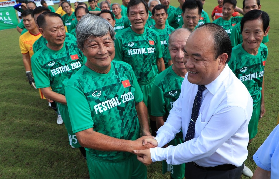 Ông Phạm Hương Sơn, Chủ tịch CLB bóng đá Trường Tươi Bình Phước tri ân các cựu cầu thủ