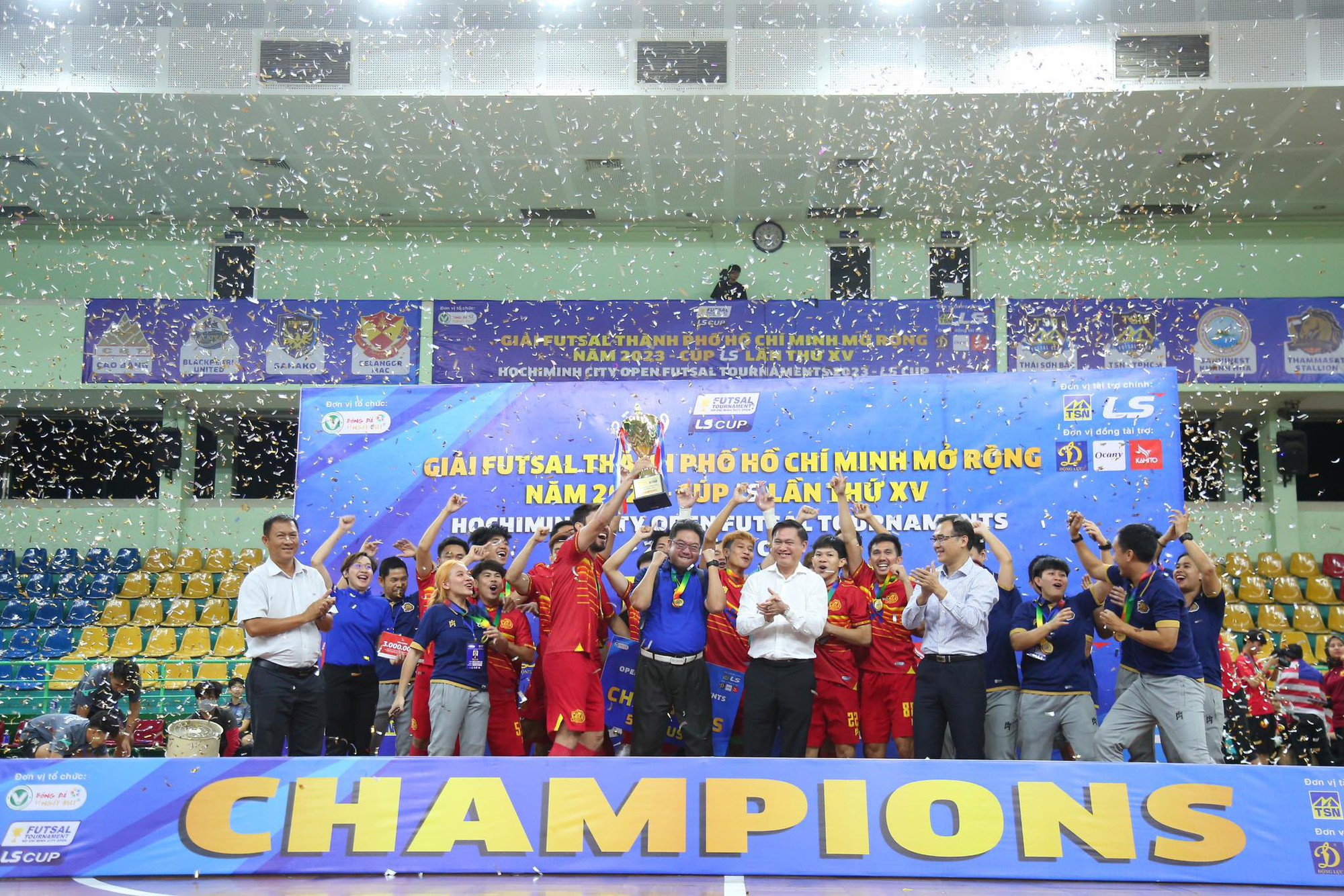 Ngược dòng nghẹt thở để vô địch, đội bóng Thái Lan có hành động tuyệt đẹp- Ảnh 3.