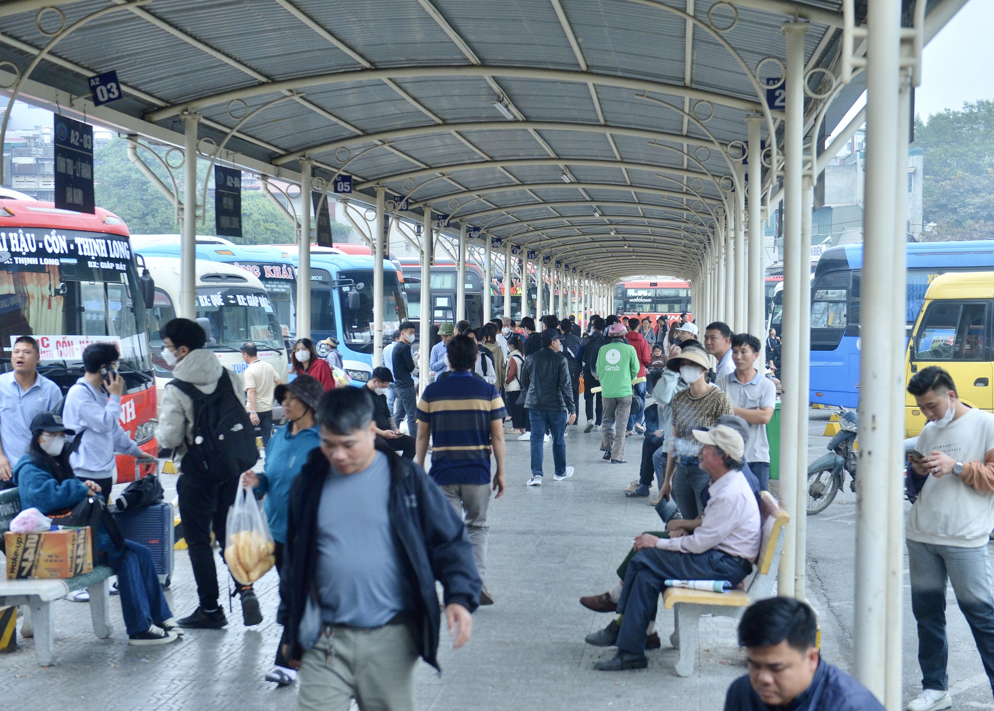 Người dân ùn ùn rời Hà Nội về quê nghỉ tết Dương lịch- Ảnh 10. Người dân ùn ùn rời Hà Nội về quê nghỉ tết Dương lịch- Ảnh 10.