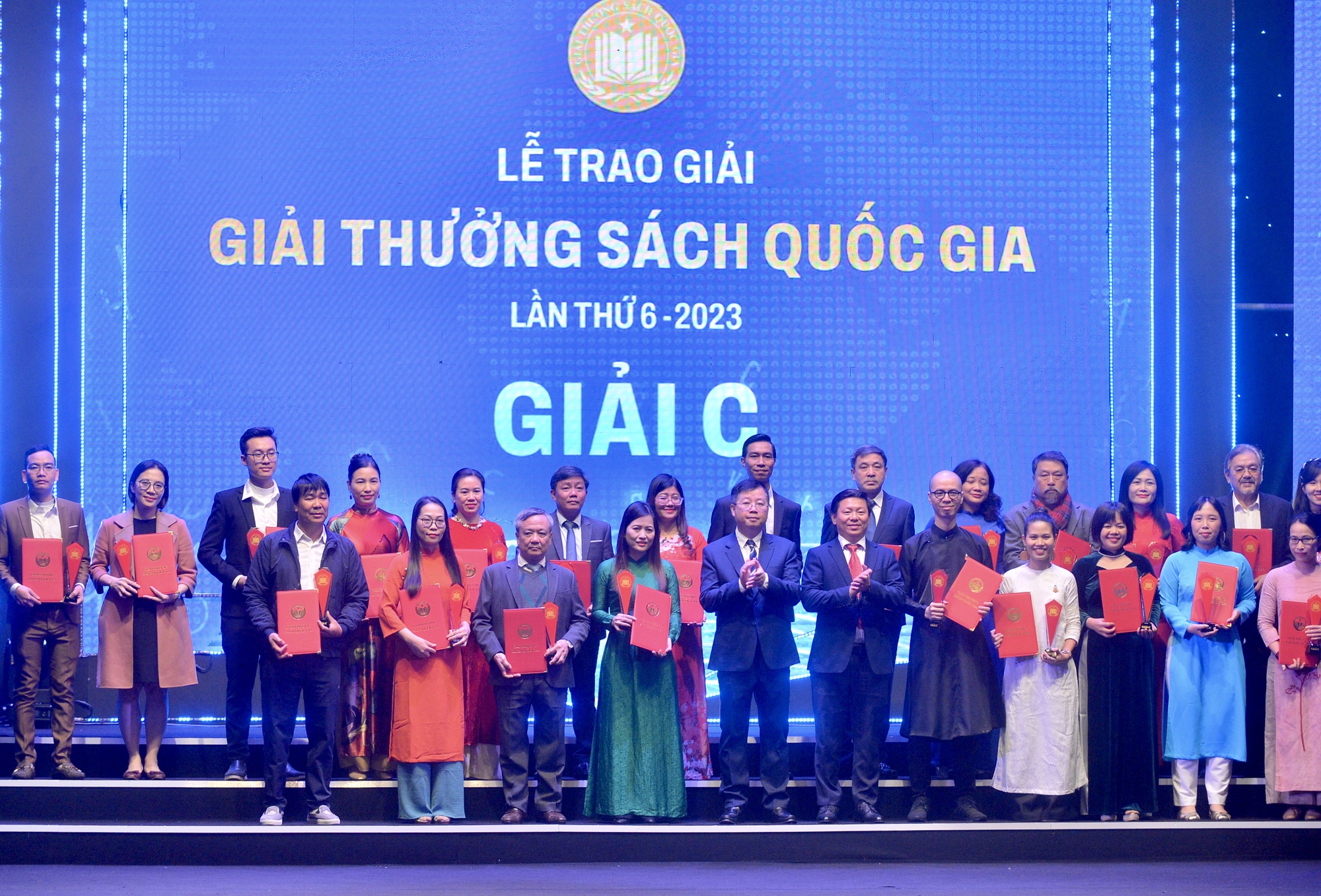 2 bộ sách đoạt giải A Giải thưởng sách quốc gia lần thứ 6- Ảnh 4. 2 bộ sách đoạt giải A Giải thưởng sách quốc gia lần thứ 6- Ảnh 4.