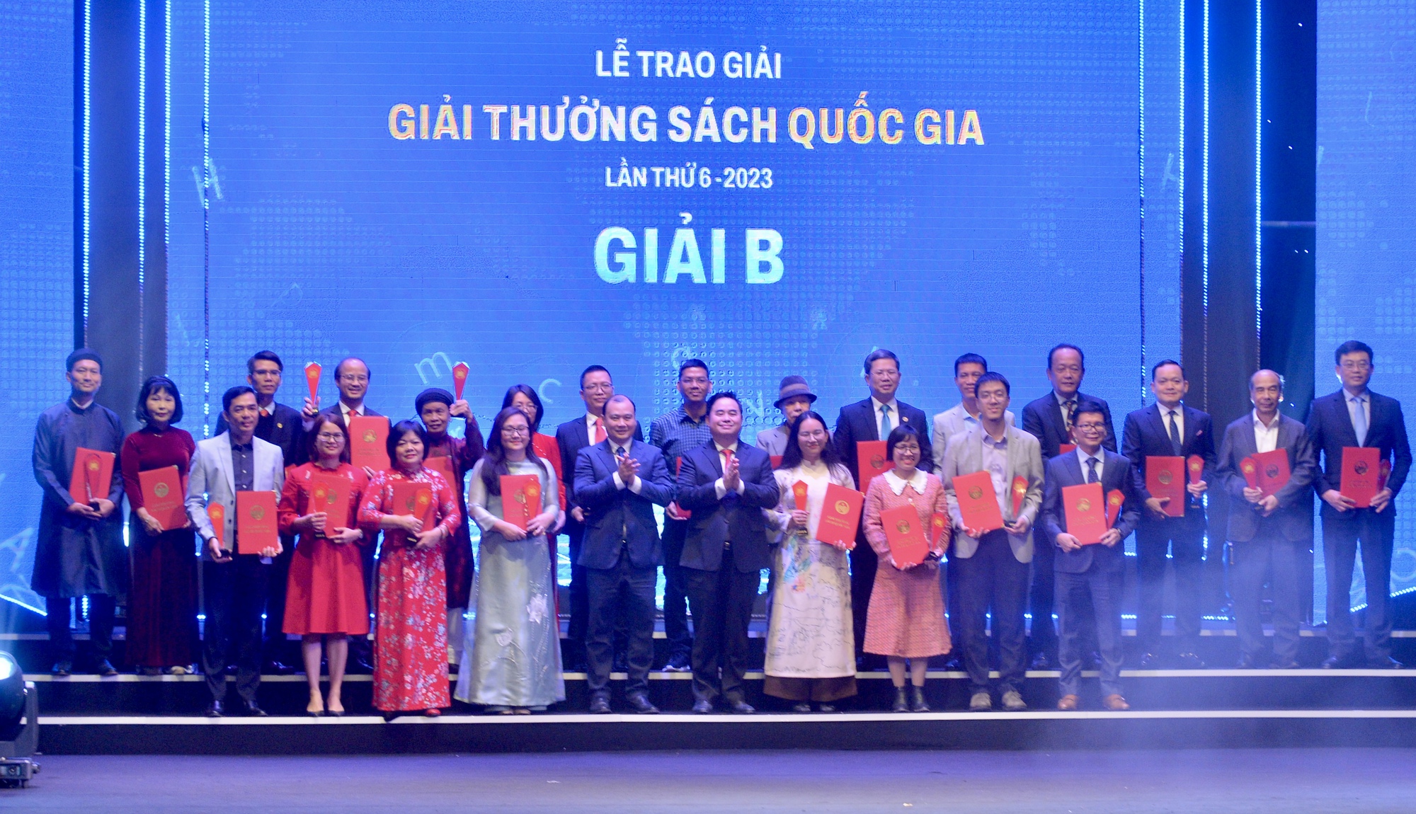 2 bộ sách đoạt giải A Giải thưởng sách quốc gia lần thứ 6- Ảnh 3. 2 bộ sách đoạt giải A Giải thưởng sách quốc gia lần thứ 6- Ảnh 3.