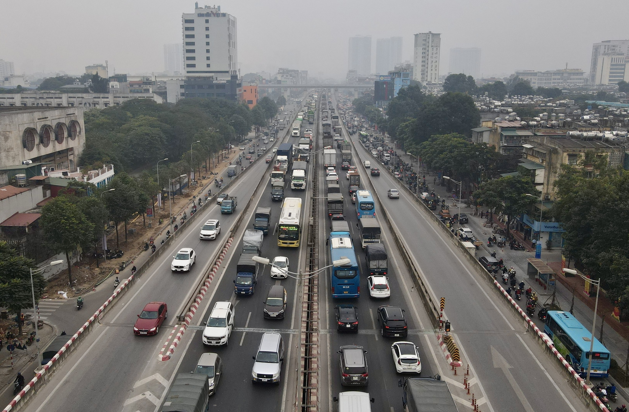 Người dân ùn ùn rời Hà Nội về quê nghỉ tết Dương lịch- Ảnh 5. Người dân ùn ùn rời Hà Nội về quê nghỉ tết Dương lịch- Ảnh 5.