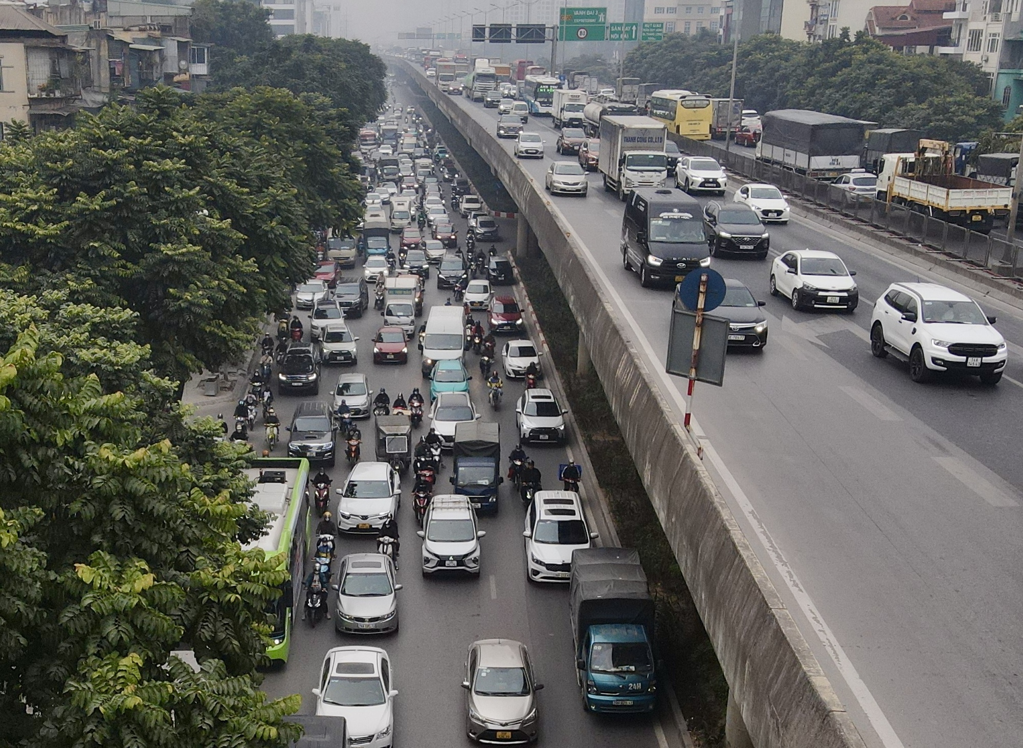 Người dân ùn ùn rời Hà Nội về quê nghỉ tết Dương lịch- Ảnh 14. Người dân ùn ùn rời Hà Nội về quê nghỉ tết Dương lịch- Ảnh 14.