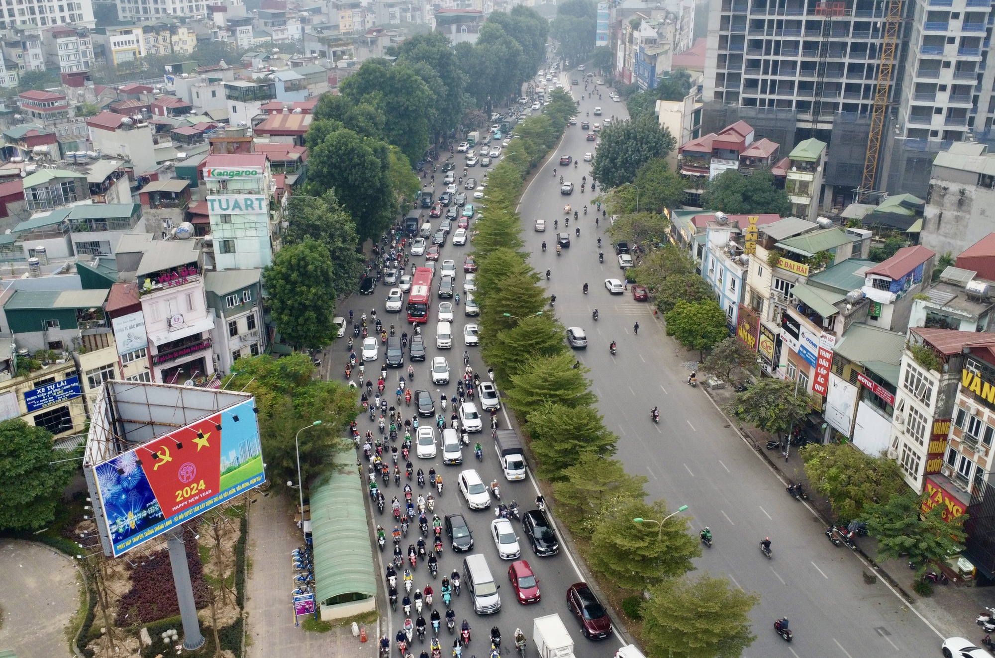 Người dân ùn ùn rời Hà Nội về quê nghỉ tết Dương lịch- Ảnh 2.