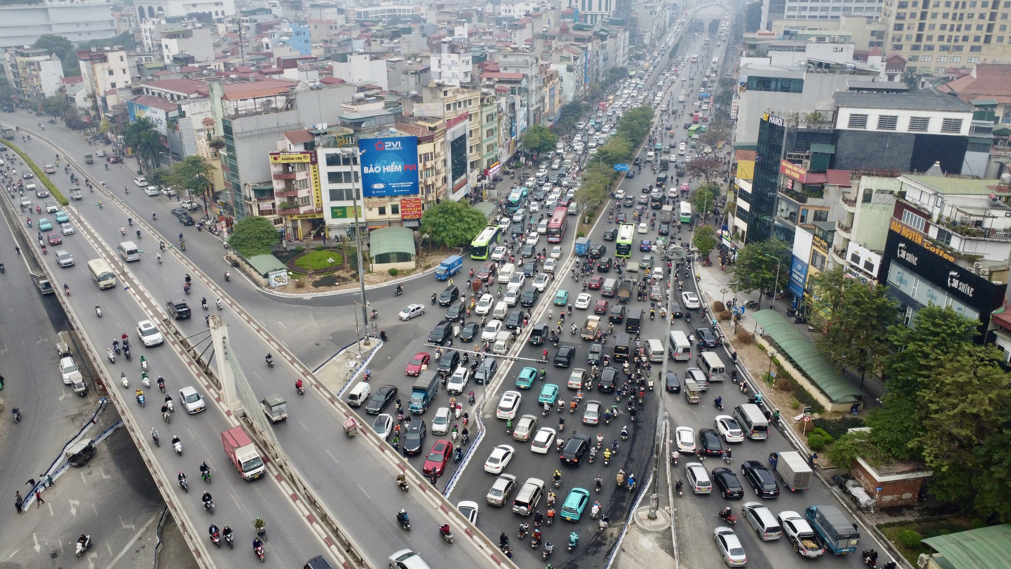 Người dân ùn ùn rời Hà Nội về quê nghỉ tết Dương lịch- Ảnh 1. Người dân ùn ùn rời Hà Nội về quê nghỉ tết Dương lịch- Ảnh 1.