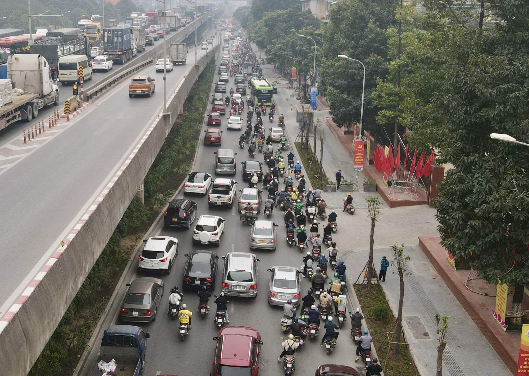 Người dân ùn ùn rời Hà Nội về quê nghỉ tết Dương lịch- Ảnh 4. Người dân ùn ùn rời Hà Nội về quê nghỉ tết Dương lịch- Ảnh 4.