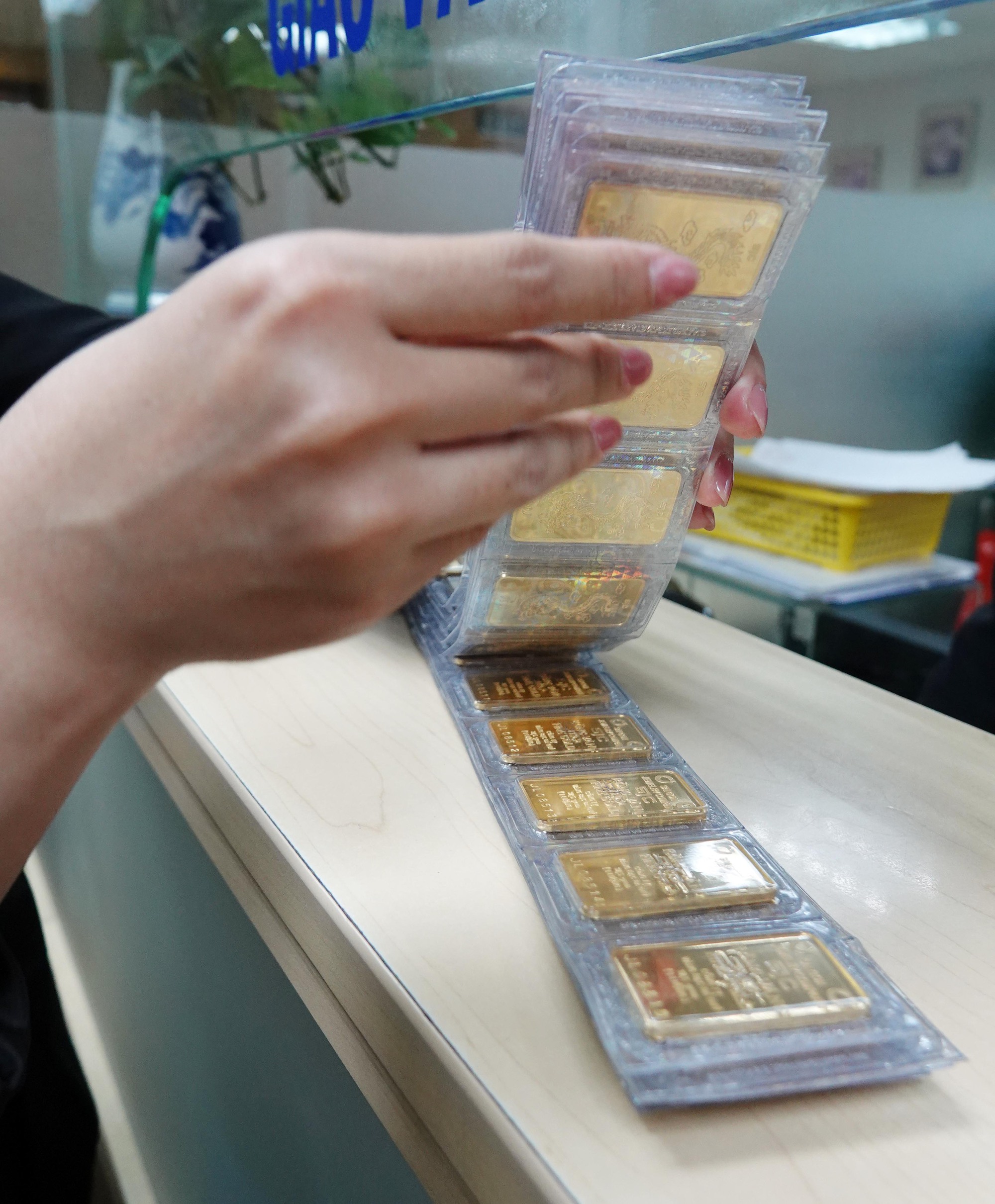 Gold prices today, January 1, 2024: SJC gold is 11 million VND/ounce higher than gold rings - Image 1. Giá vàng hôm nay 1.1.2024: Vàng SJC cao hơn nhẫn 11 triệu đồng/lượng- Ảnh 1.