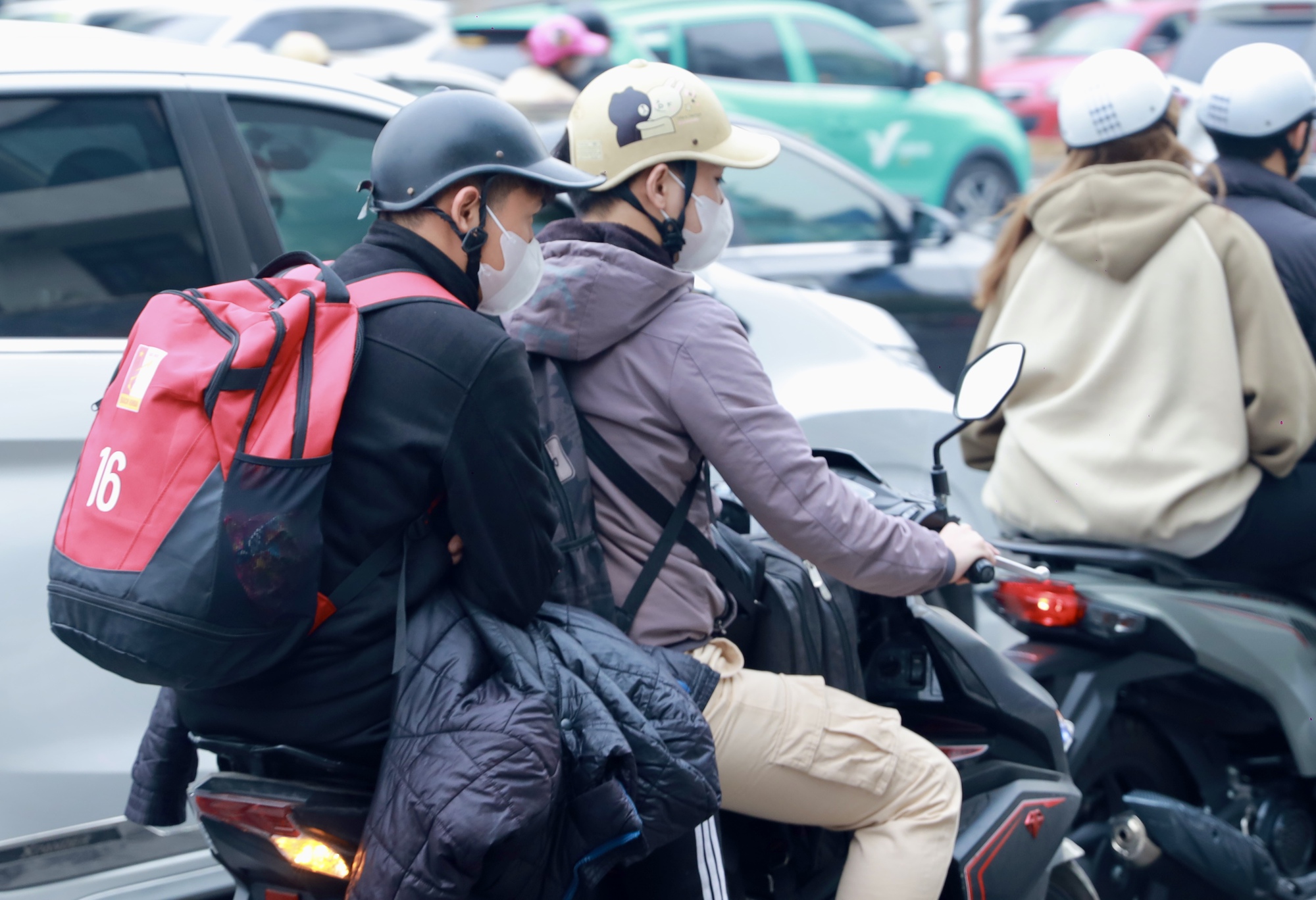 Người dân ùn ùn rời Hà Nội về quê nghỉ tết Dương lịch- Ảnh 7. Người dân ùn ùn rời Hà Nội về quê nghỉ tết Dương lịch- Ảnh 7.